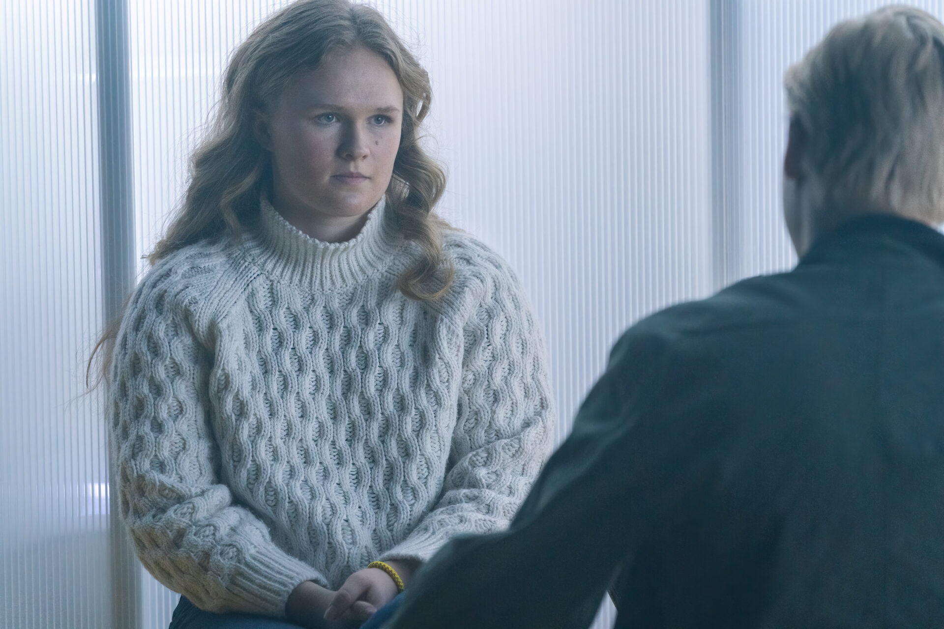 Ung jente som ser på en gutt