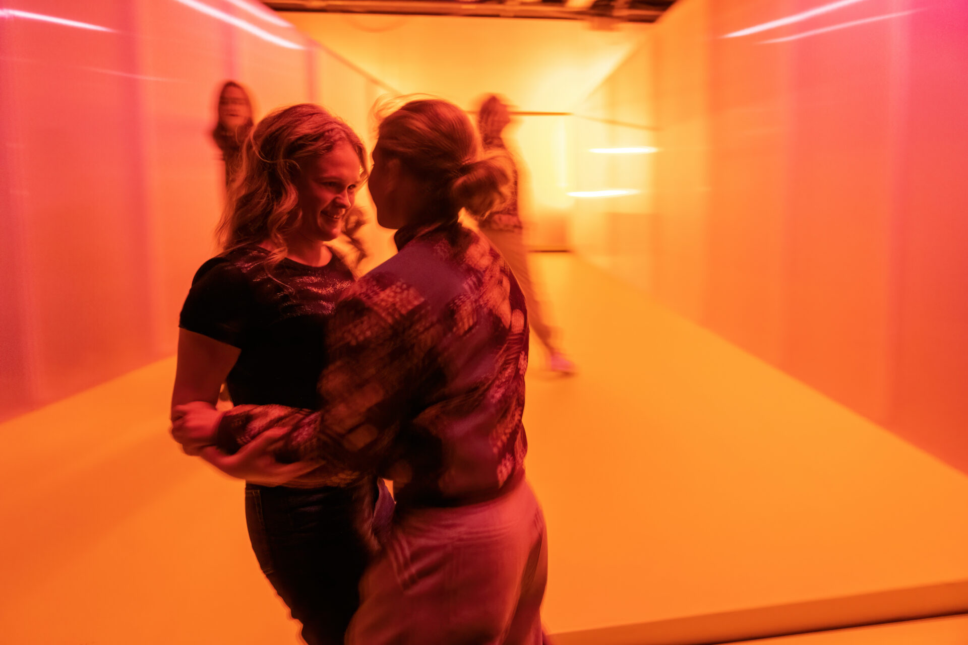 To jenter som ser ømt på hverandre