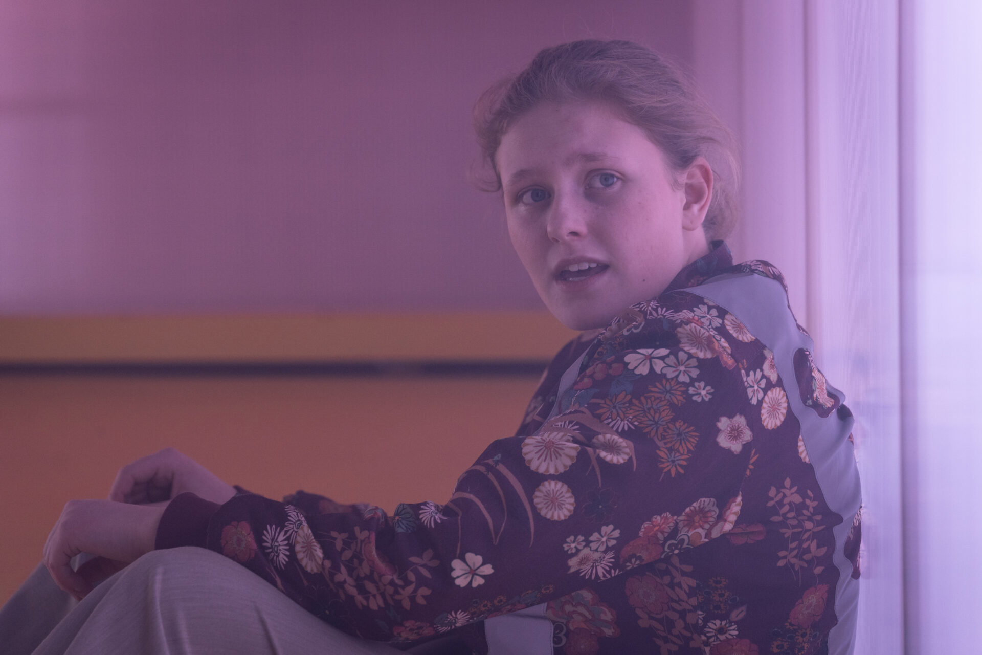 Ung jenter som ser på oss