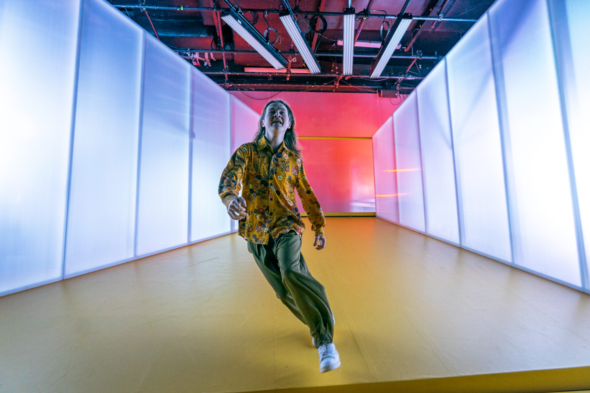 Gutt som løper mot oss