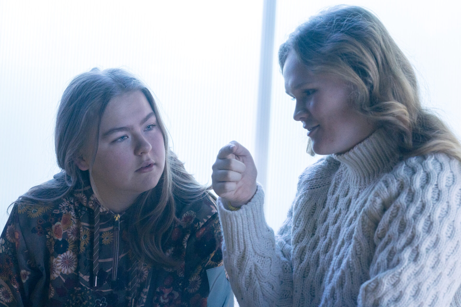 To jenter som kikke på den enes hånd