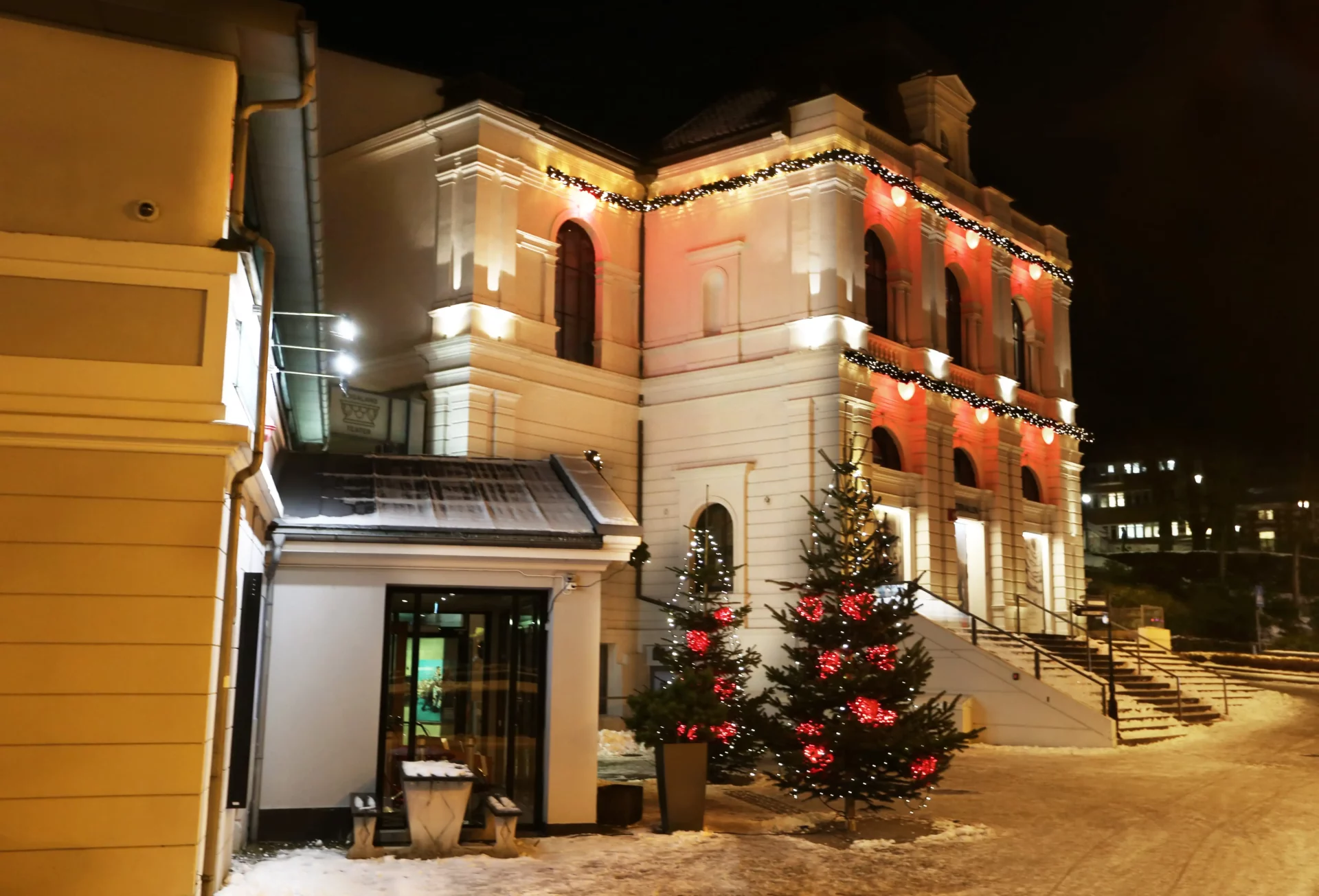 Rogaland Teater i julepynt
