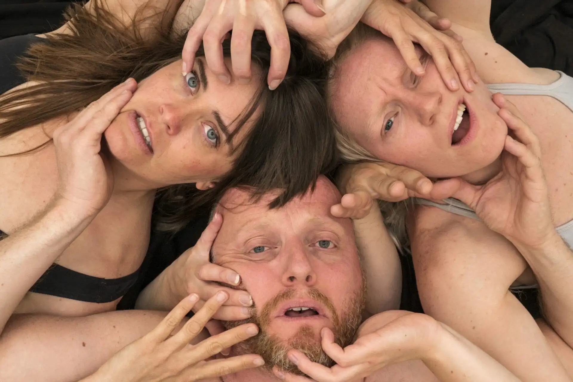 Plakatfoto av Mereike Wang, Svein Solenes og Mari Strand Ferstad i forestilling Eks av Marius von Mayenburg