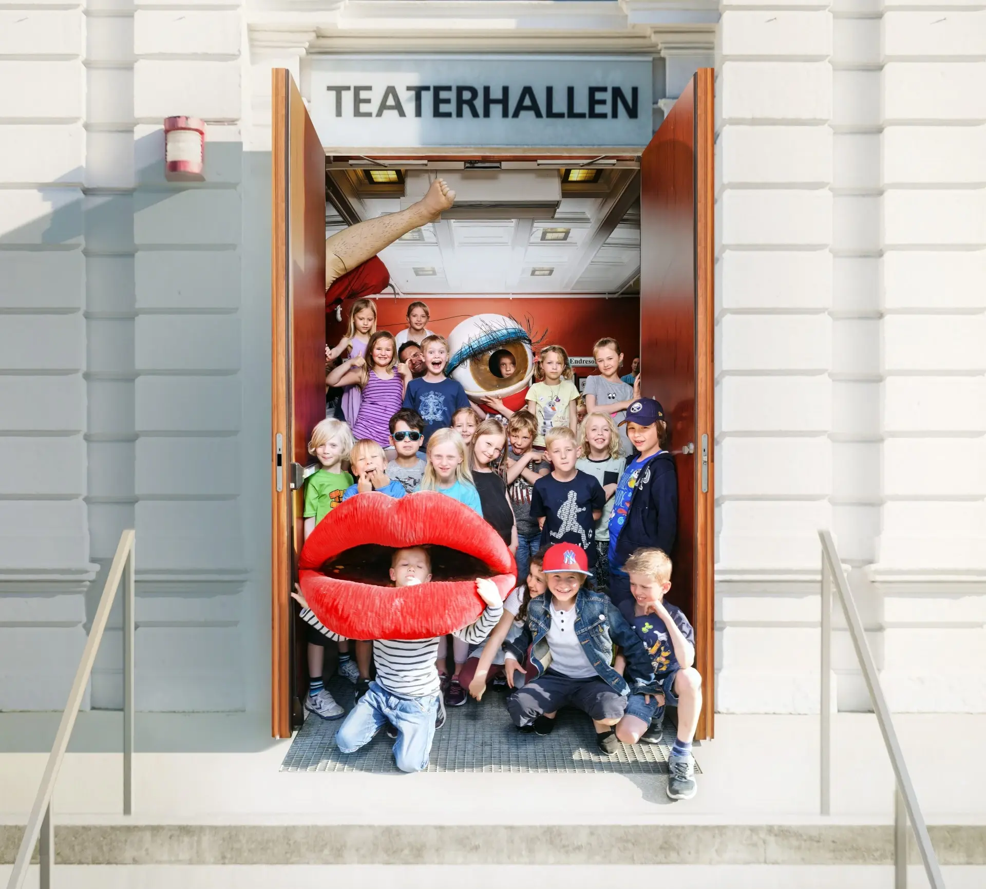 En gjeng med barn som står i en døråpning