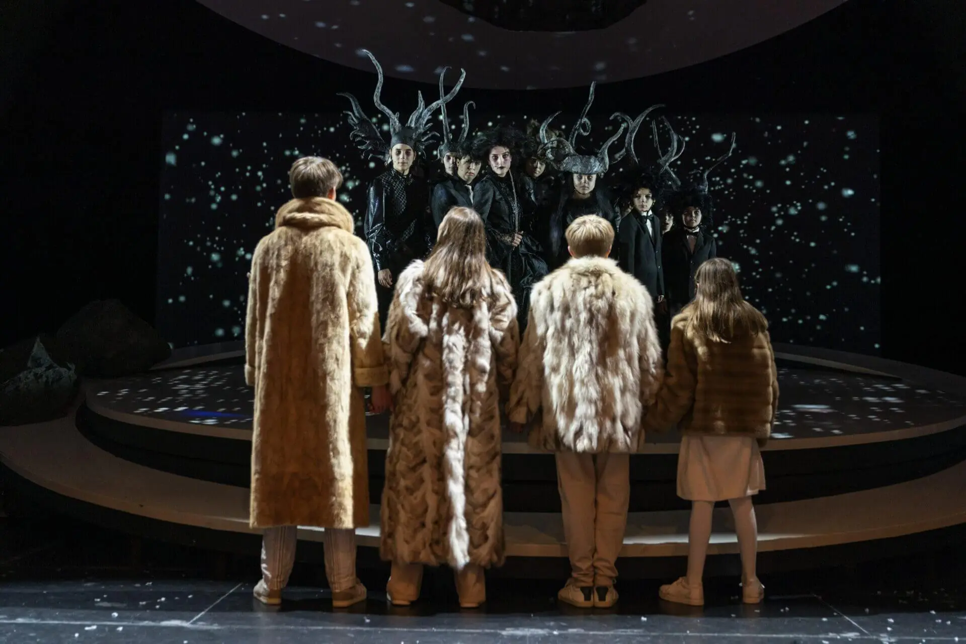 Bilde av skuespillere på scenen under fremføring av Narnia på Rogaland Teater.