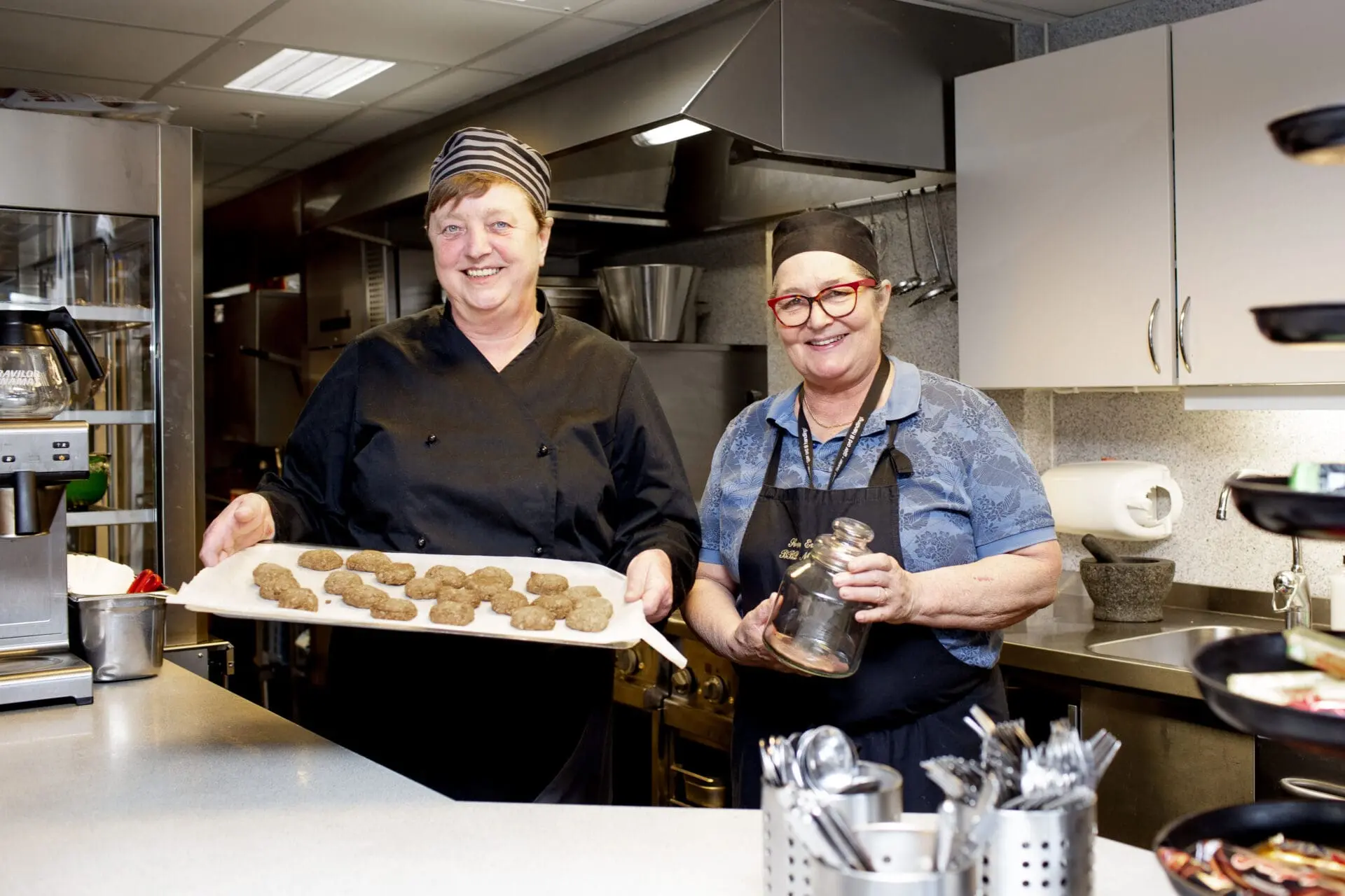 Kantinesjef Conni som holder opp et brett med primadonnanykker