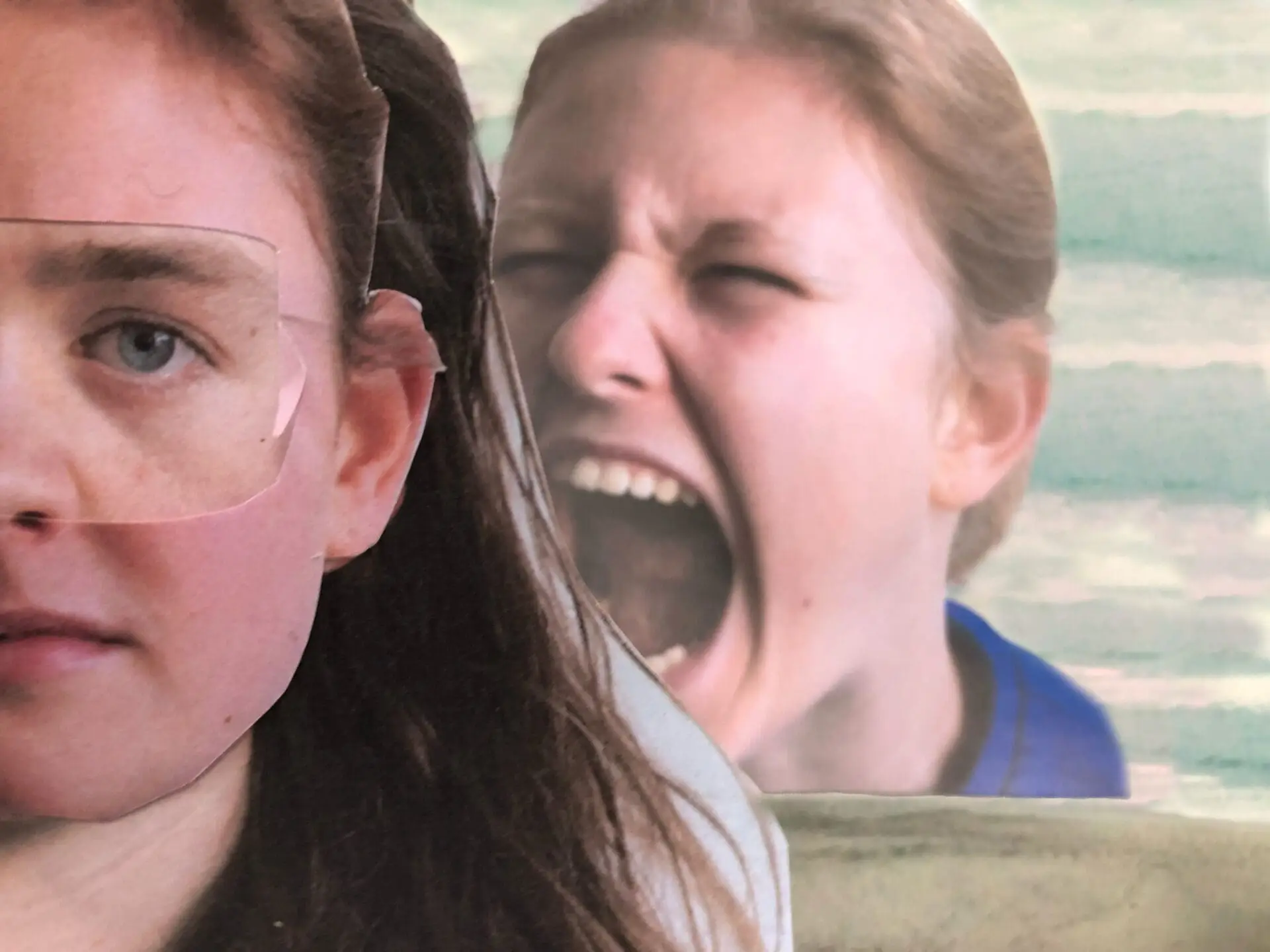 To unge mennesker der den ene roper i bakgrunnen