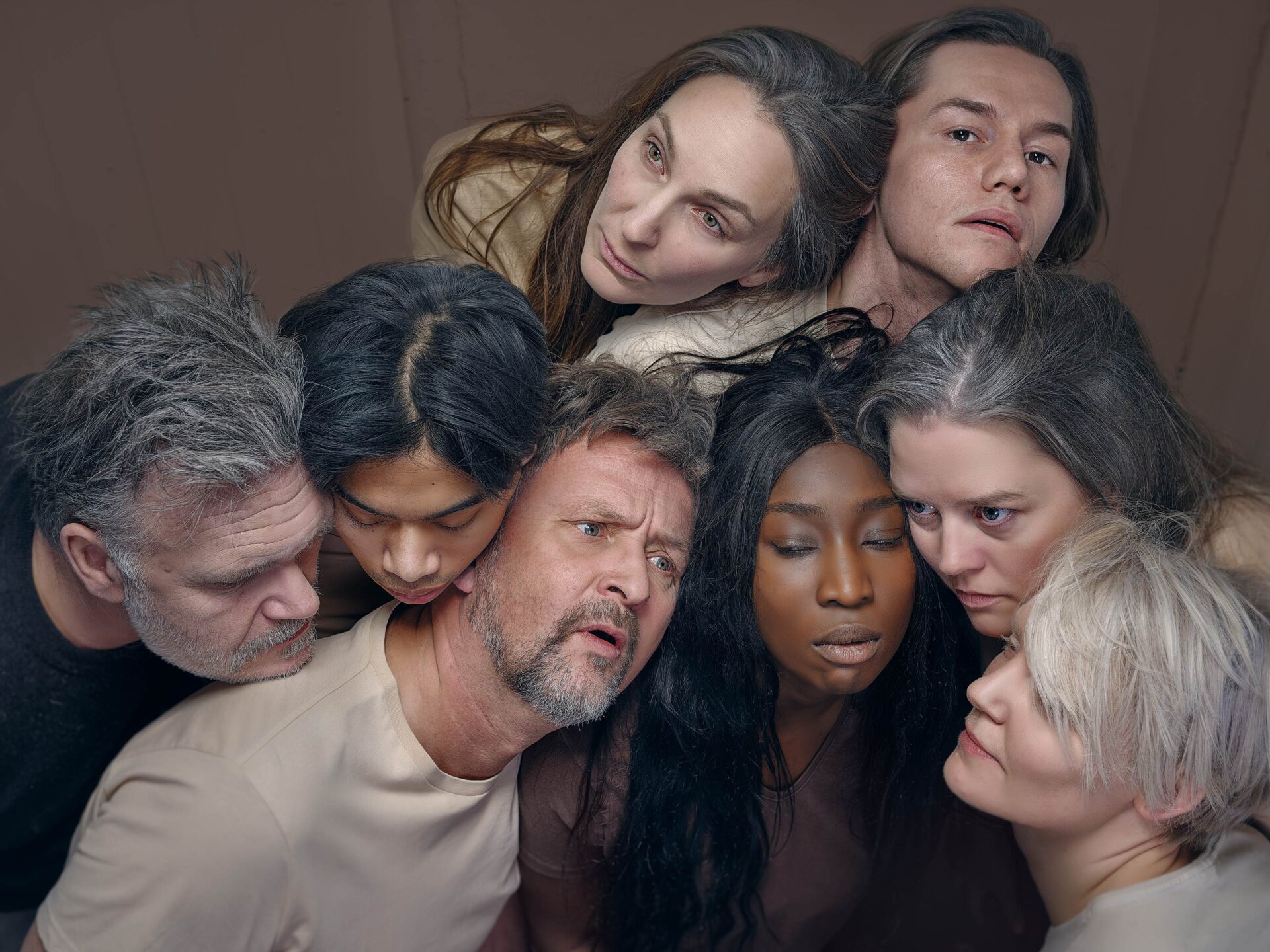 Mennesker stimlet sammen som en dyreflokk.