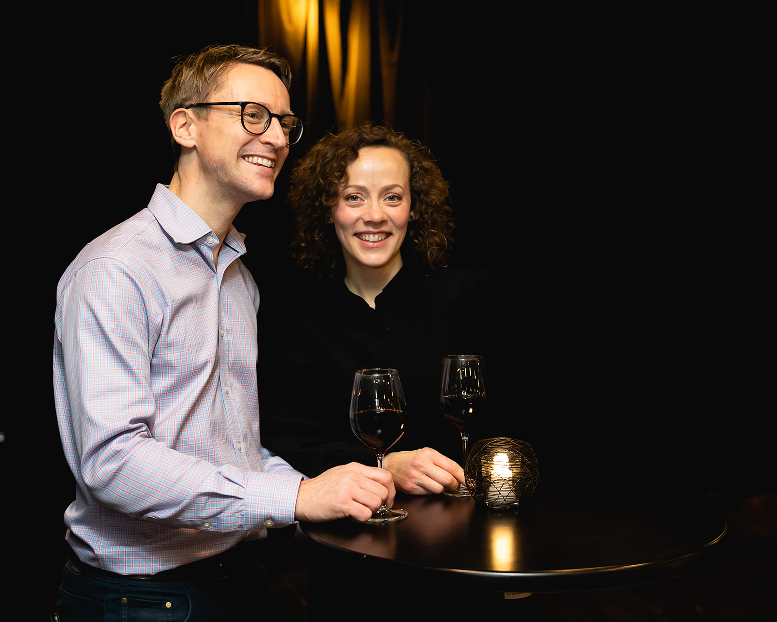 Et par som koser seg med et glass rødvin før de skal se teater