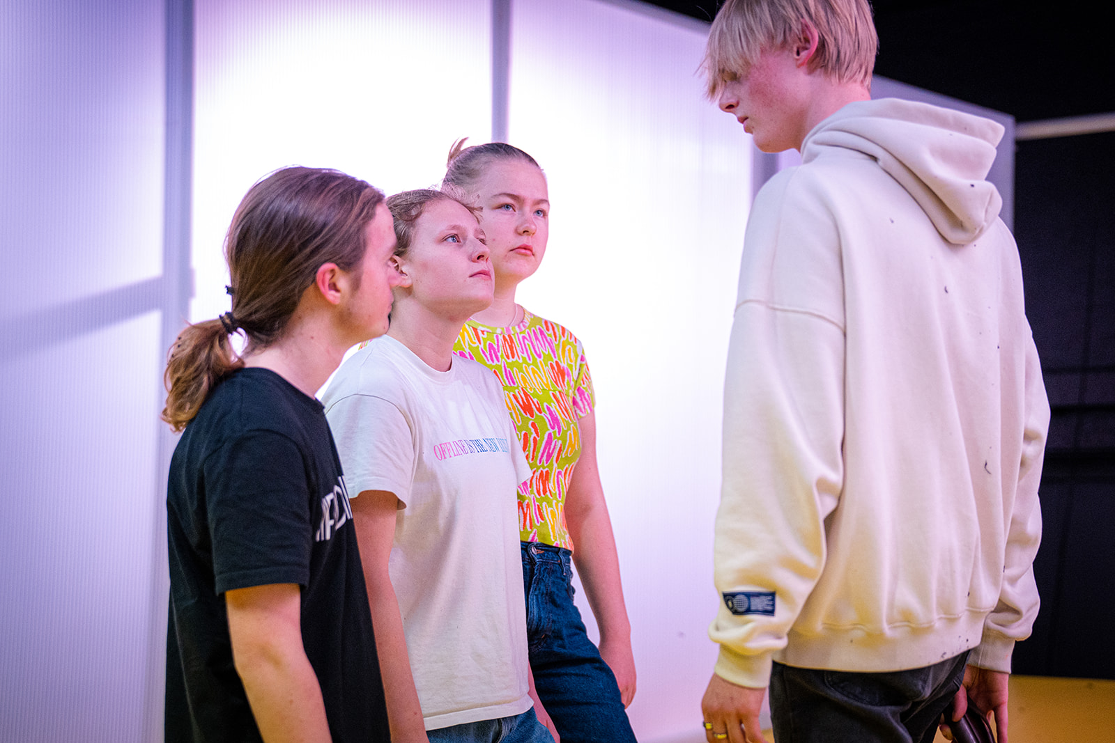 Unge Werther som tre ungdommer som snakker med Albert