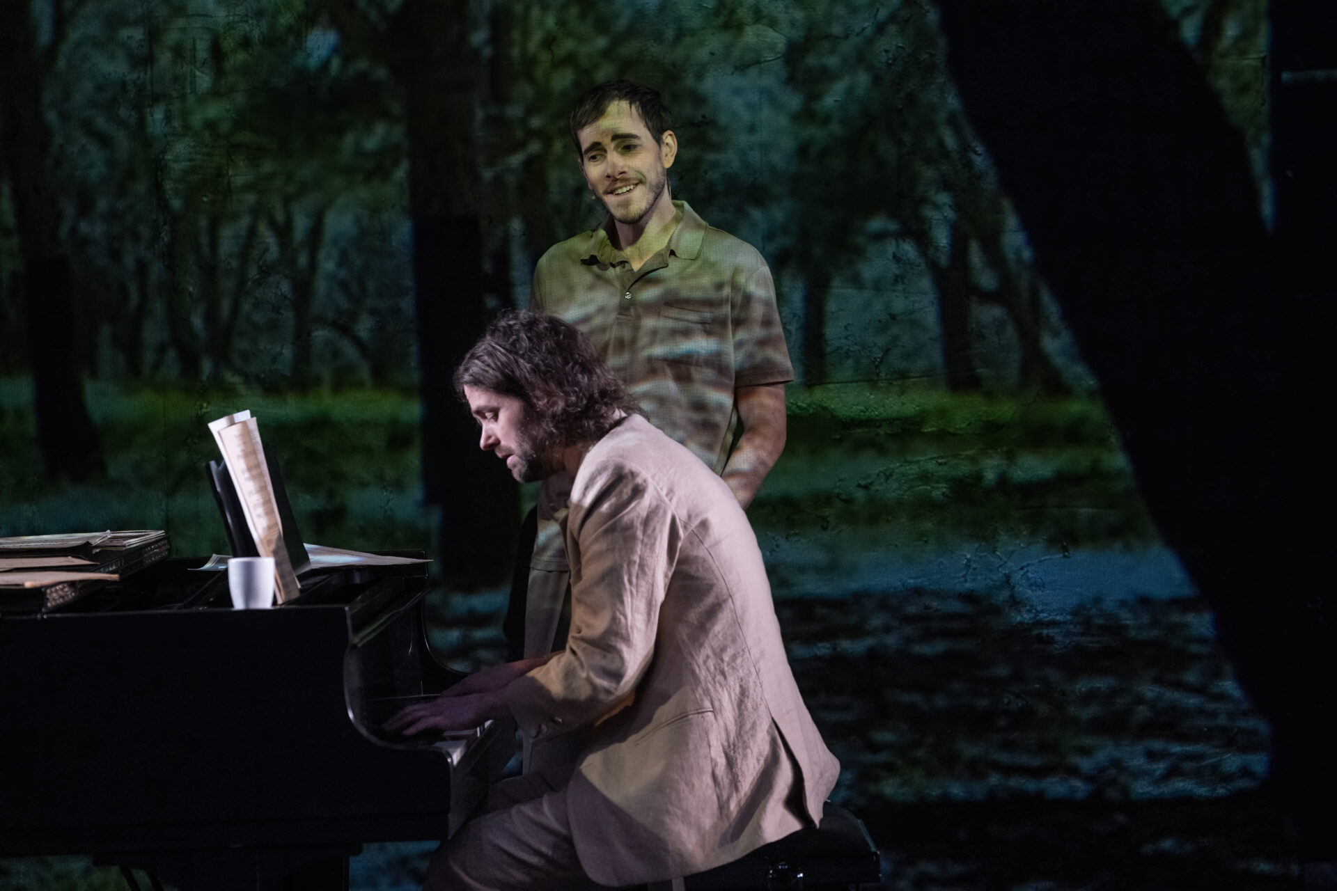 To brødre. En som synger og en som spiller piano