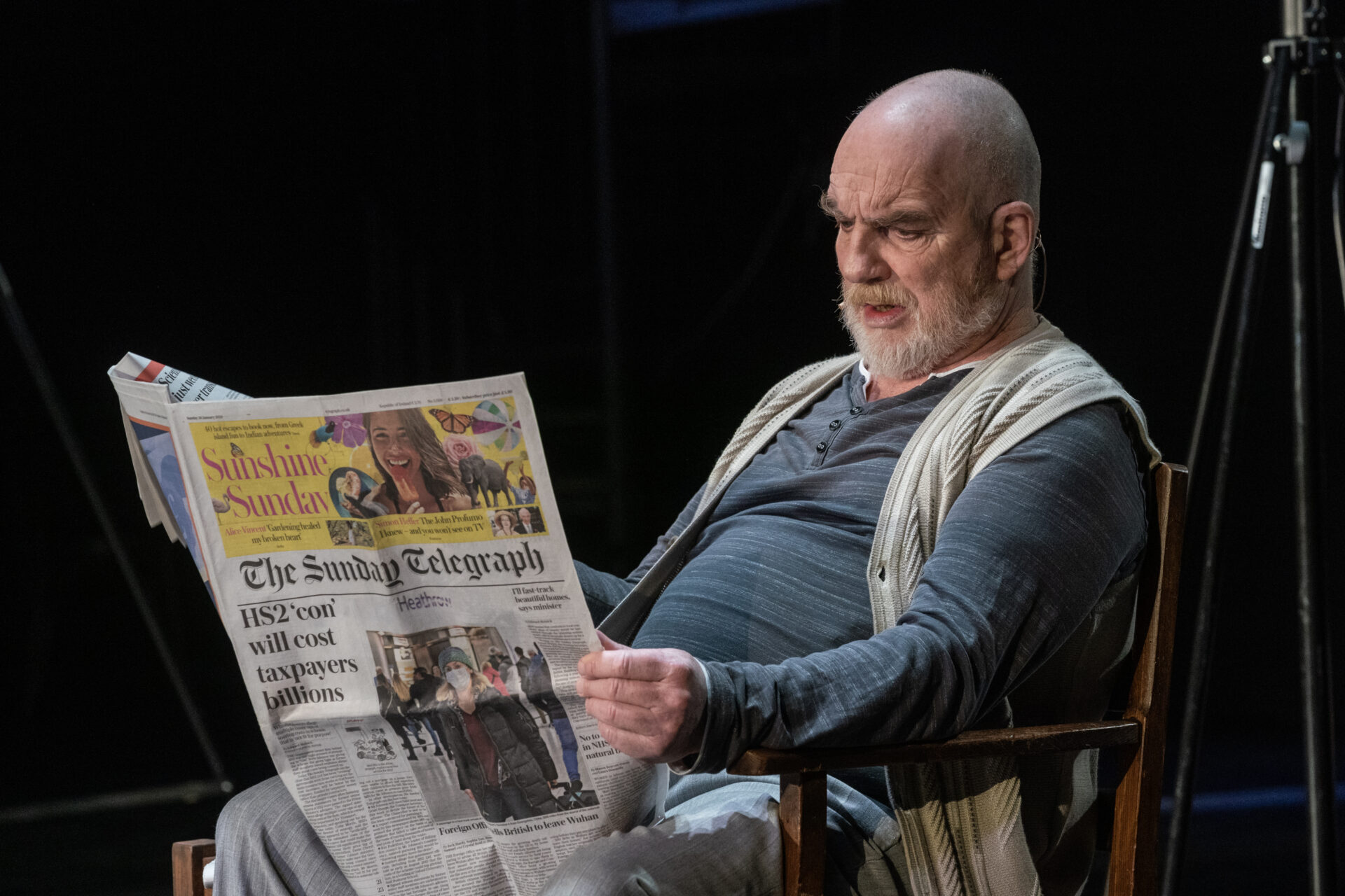 Mann som sitter og leser avisen