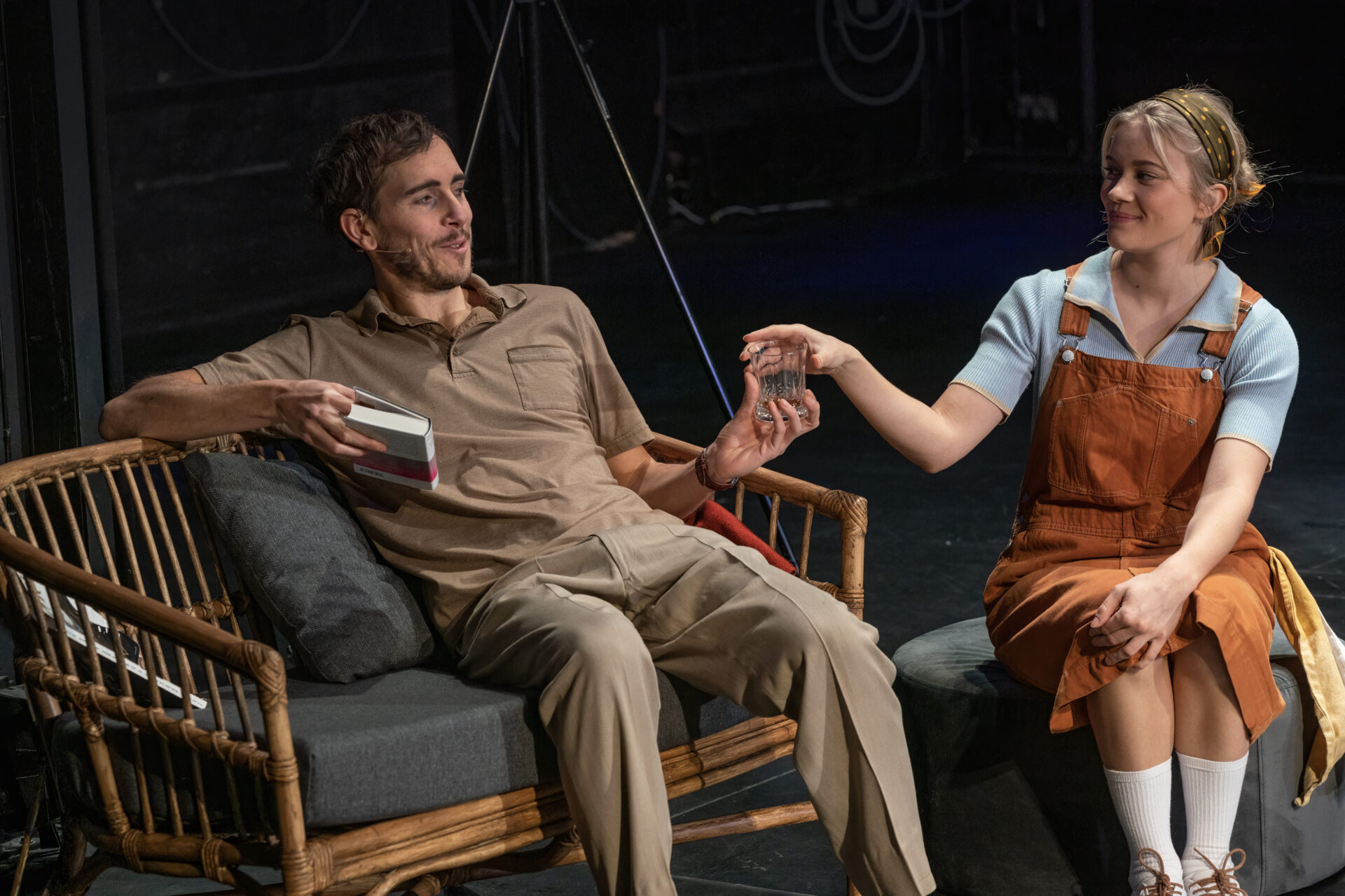 Kvinne som gir et glass til en mann