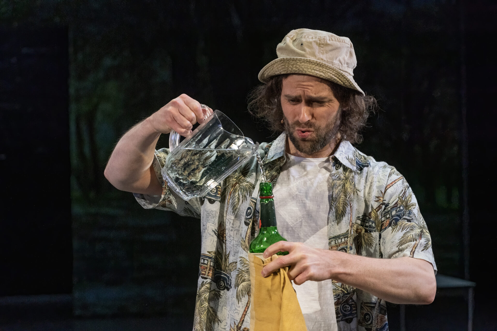 Mann som fyller vann på en wiskyflaske