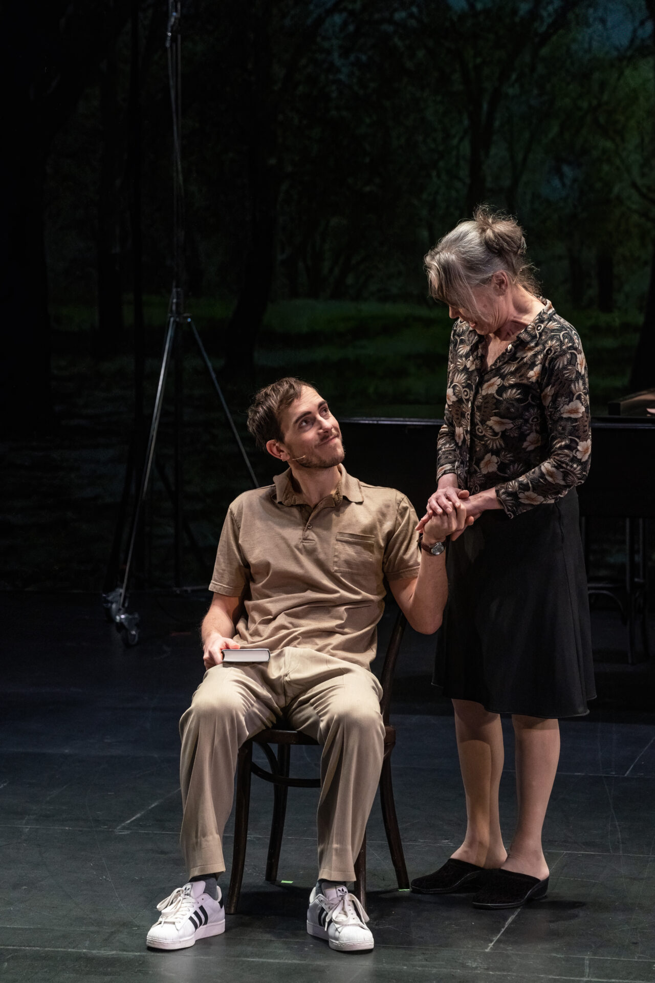 Mor som holder sønnens hånd