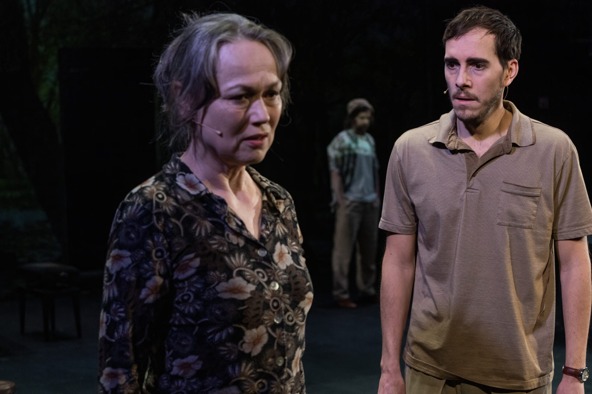 Sønn som ser forskrettet på sin mor