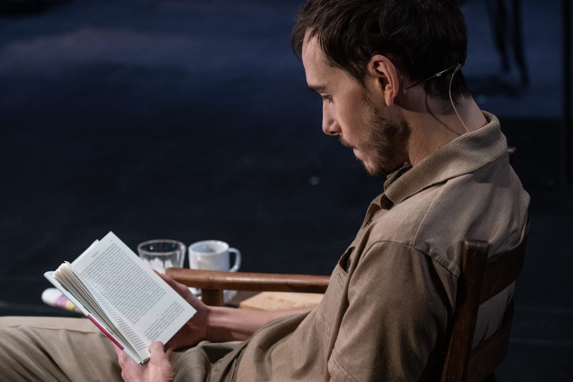 Mann som leser i en bok