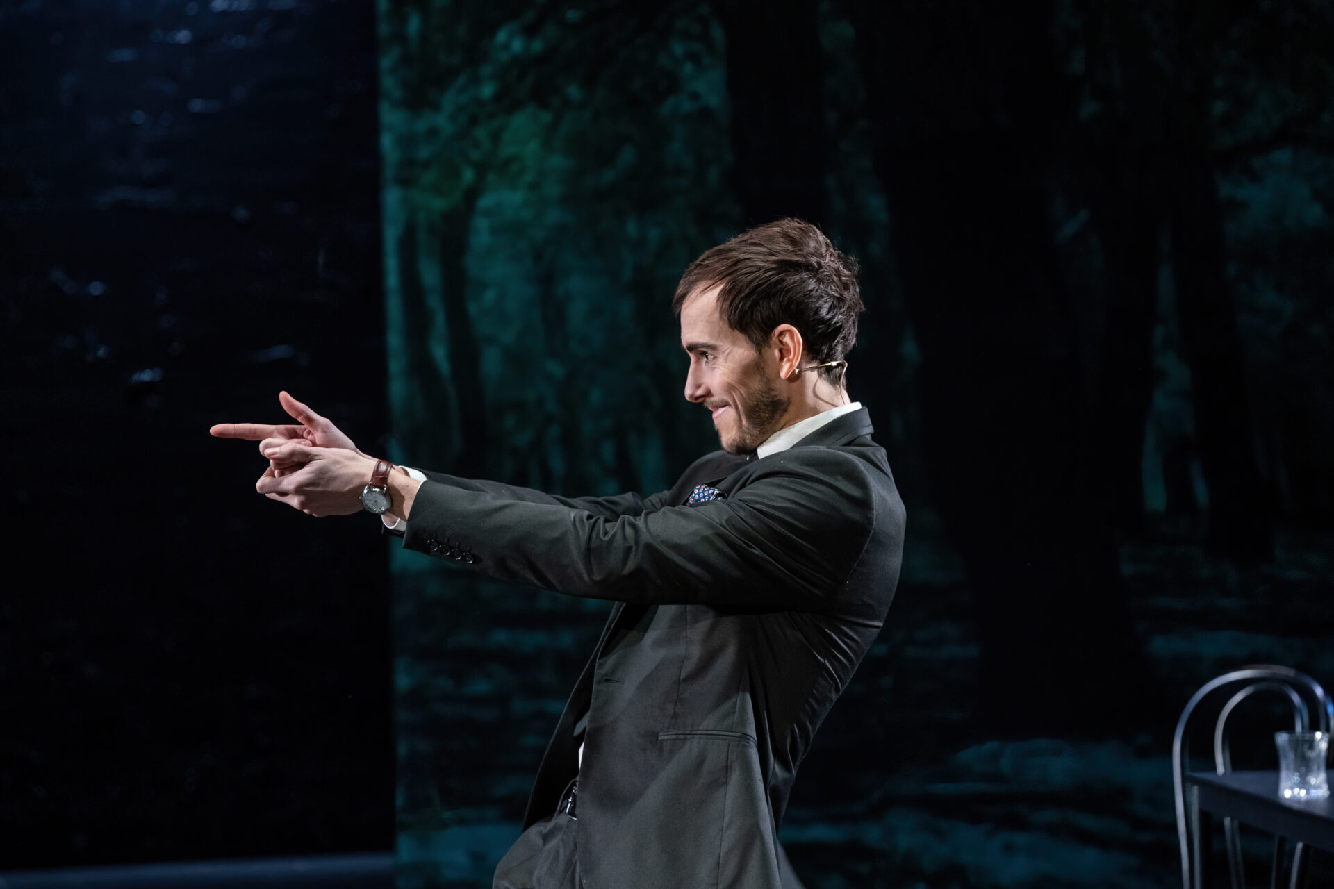 Mann som bruker hendene som om han har en pistol