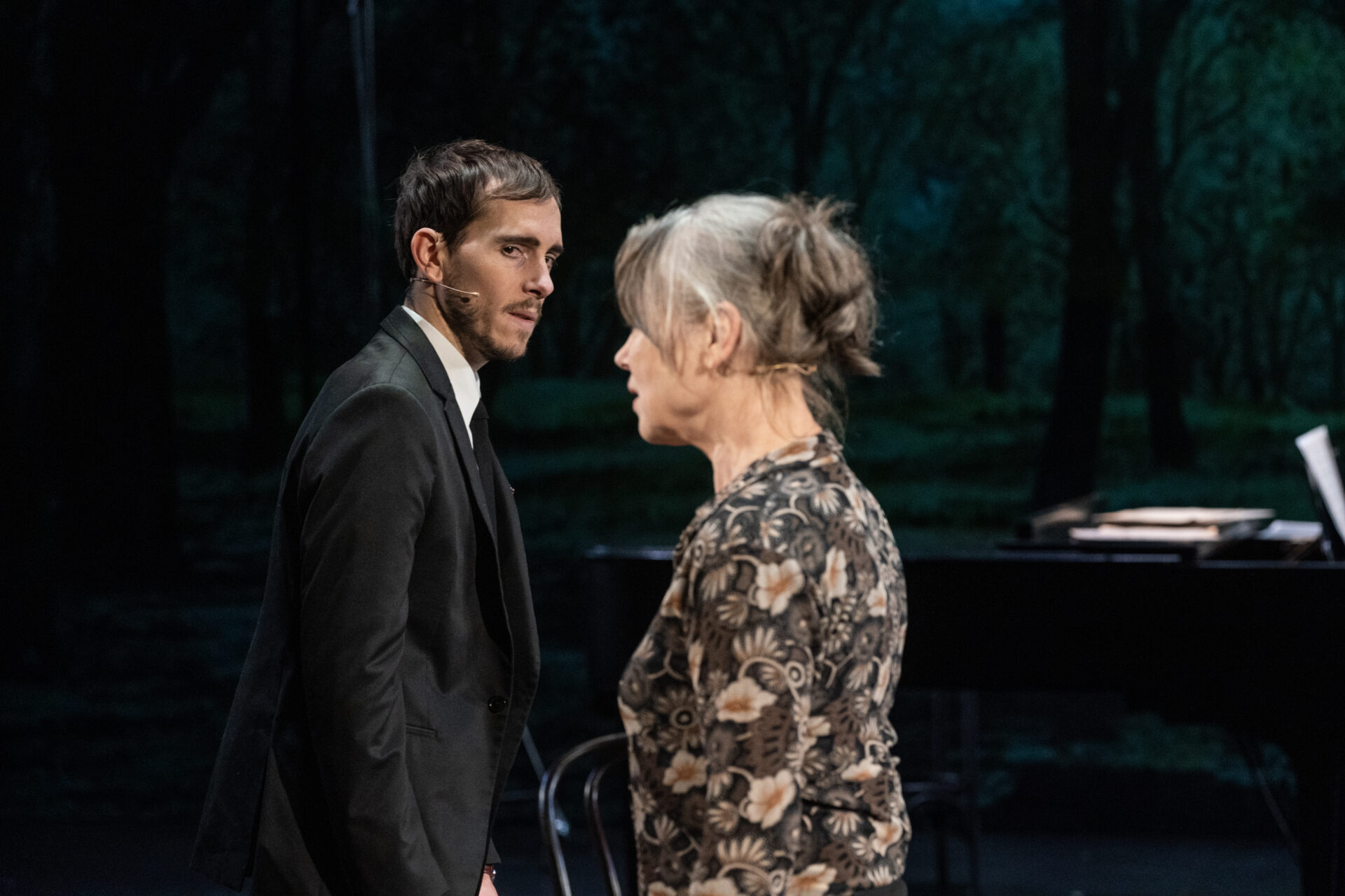 Sønn som ser mot sin mor i det de er i ferd med å krysse hverandre