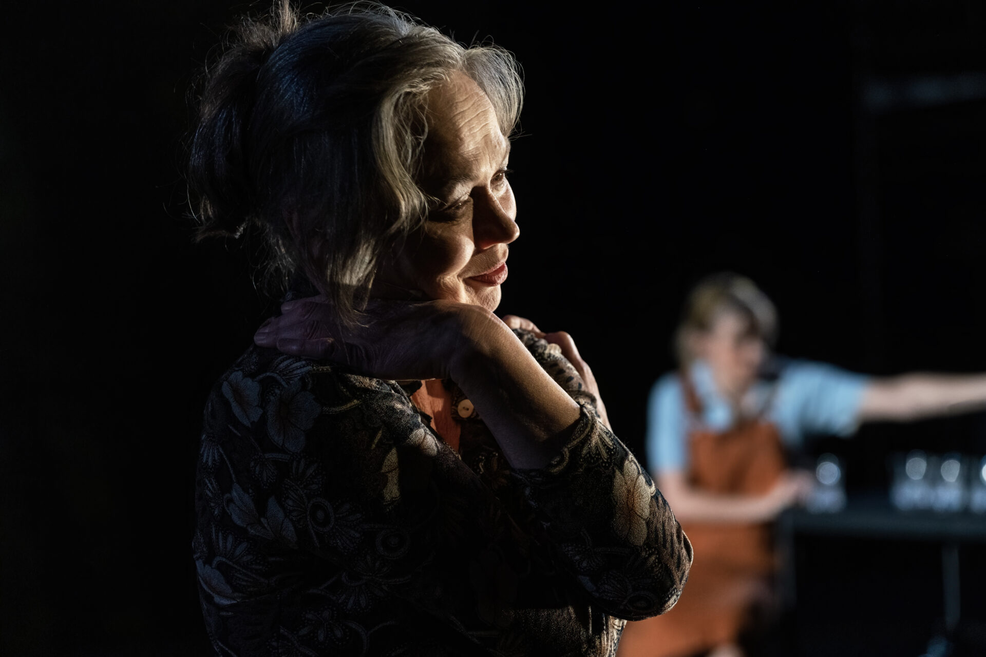 Kvinne som har armene i kryss