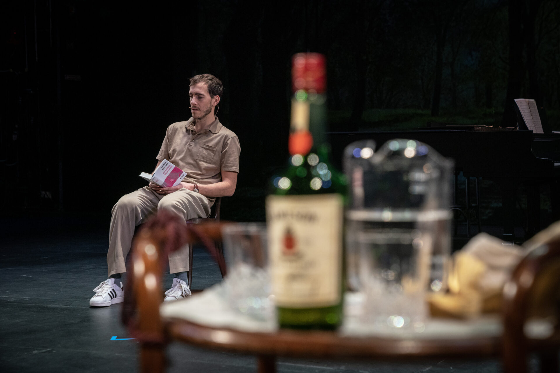 En mann med en bok som sitter i en stol