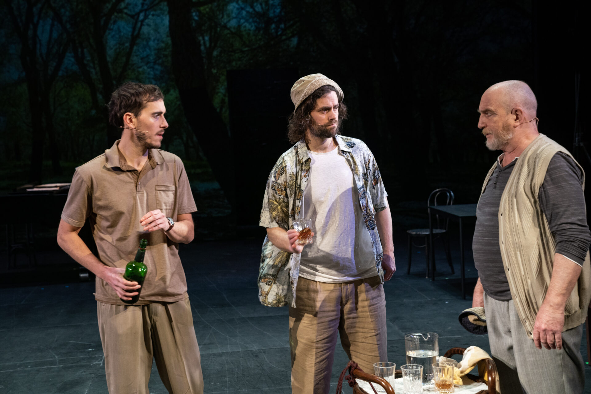 Tre menn. To sønner og en far som prater sammen