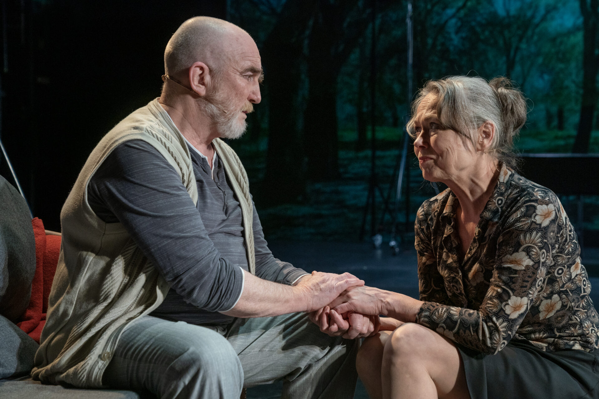 Ektepar som holder hender