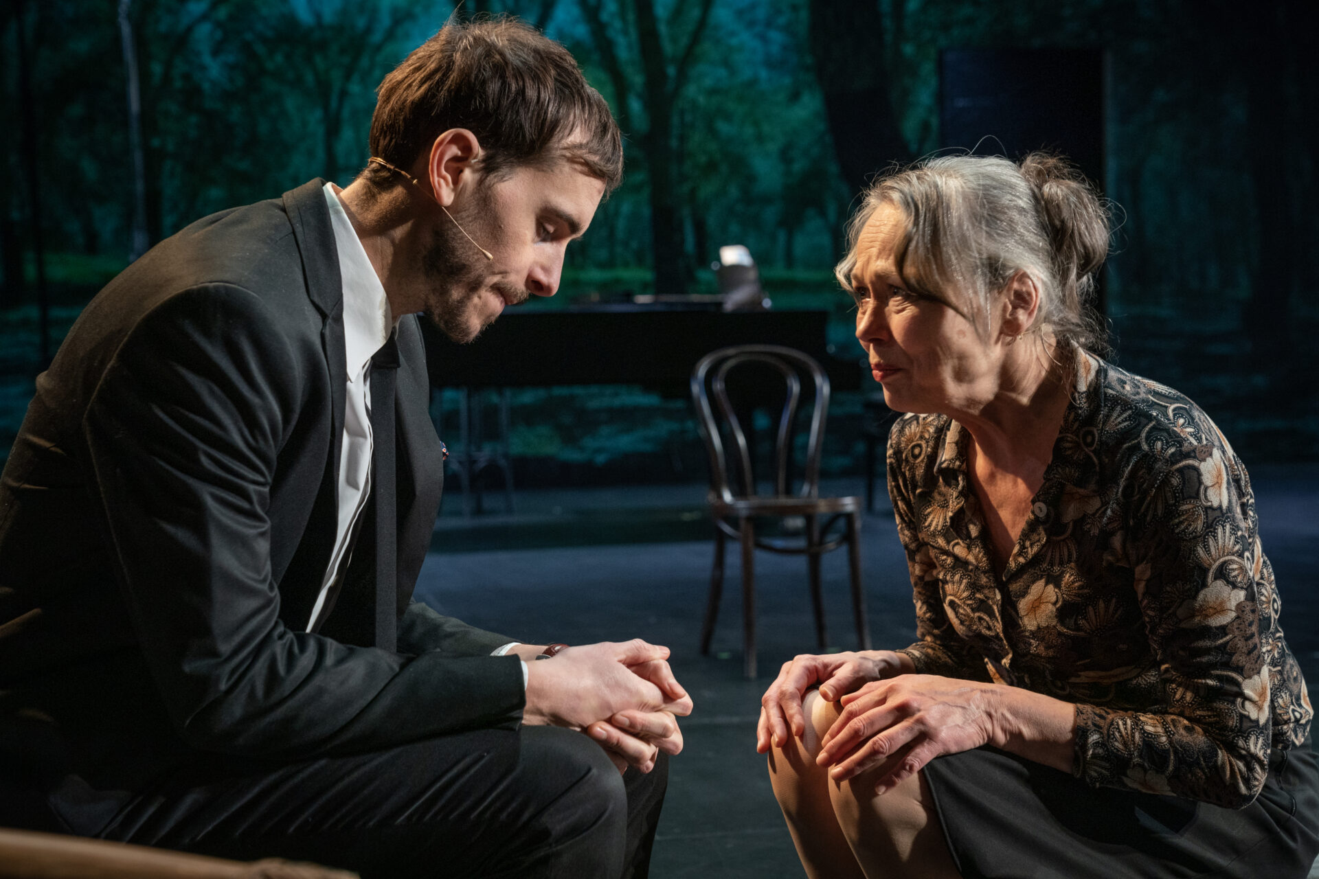 Mor som ser lidende på sin sønn