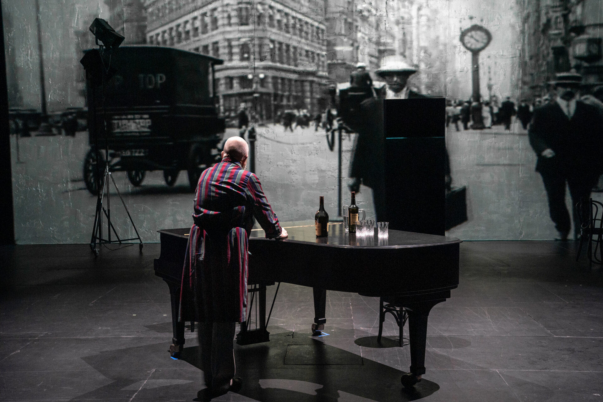 Far som ser på en videovegg der et bilde fra en travel gate fra gamledager vises.