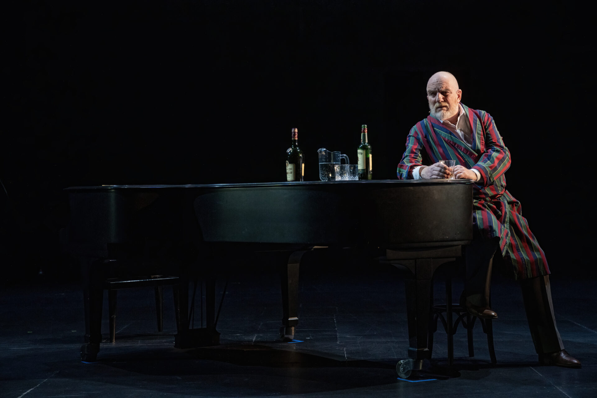 Far som sitter ved pianoet