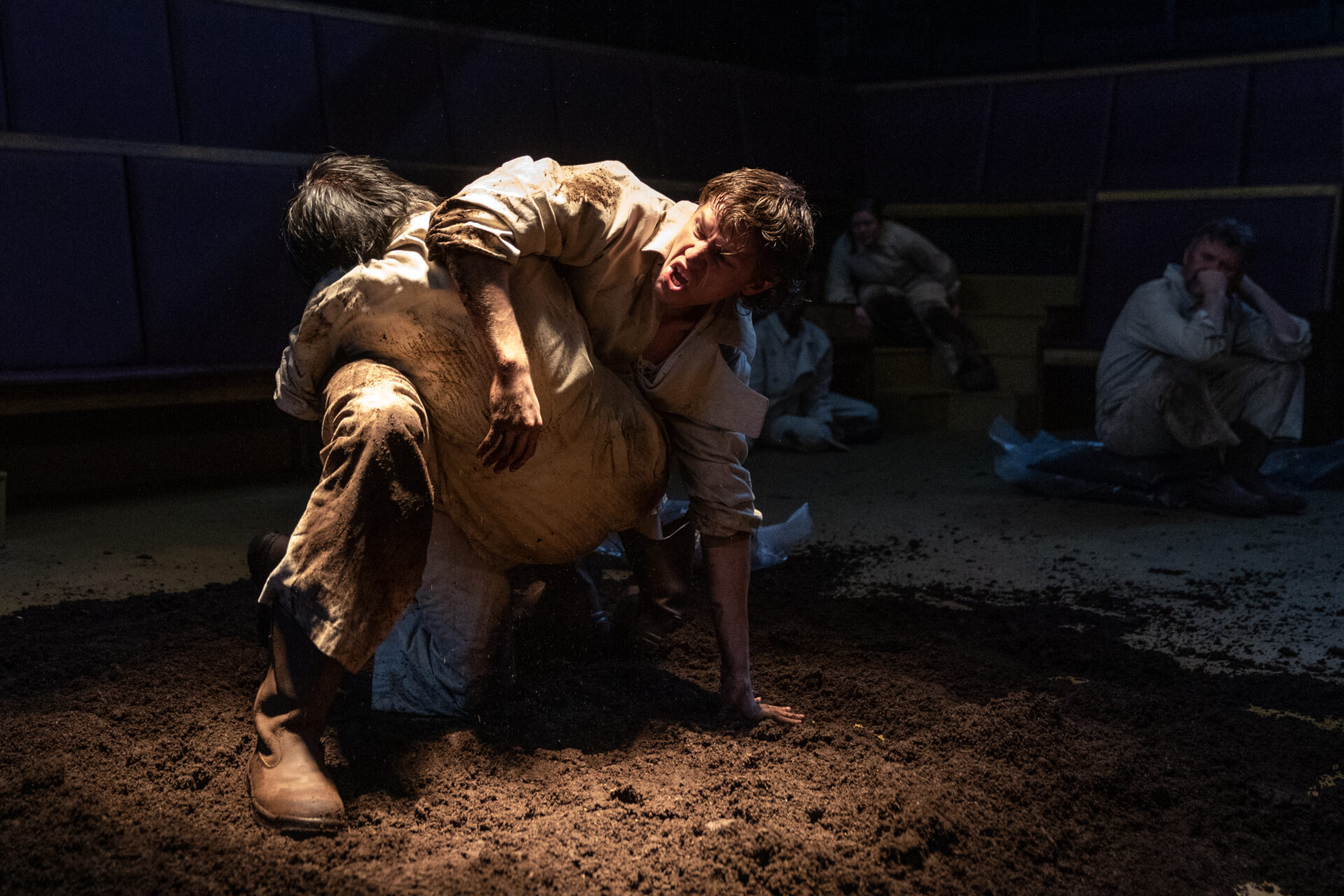 To menn som slåss i en gjørmehaug