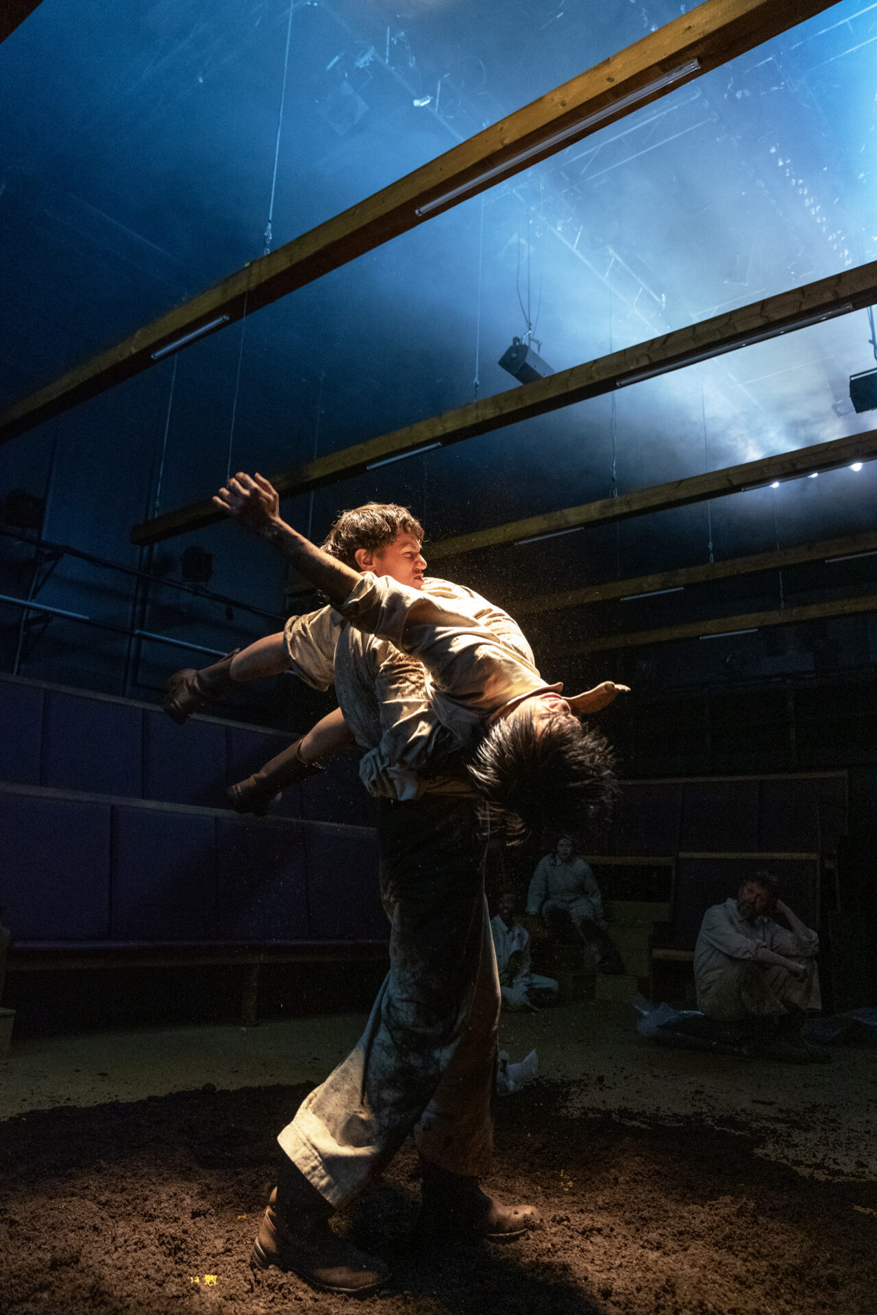 En mann som løfter en annen i forbindelse med en slåsskamp