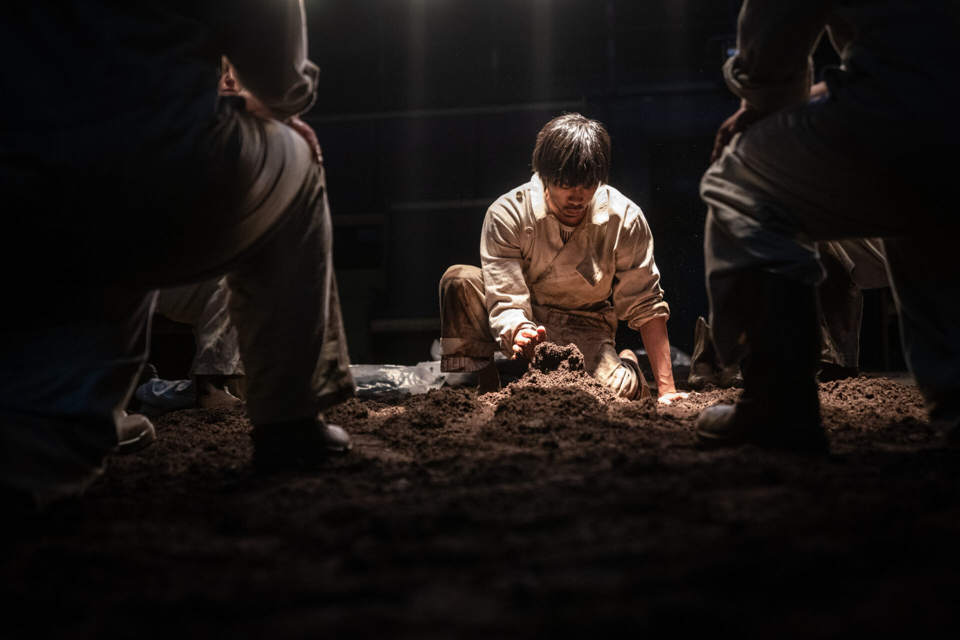 En mann som bygger en liten moldhaug