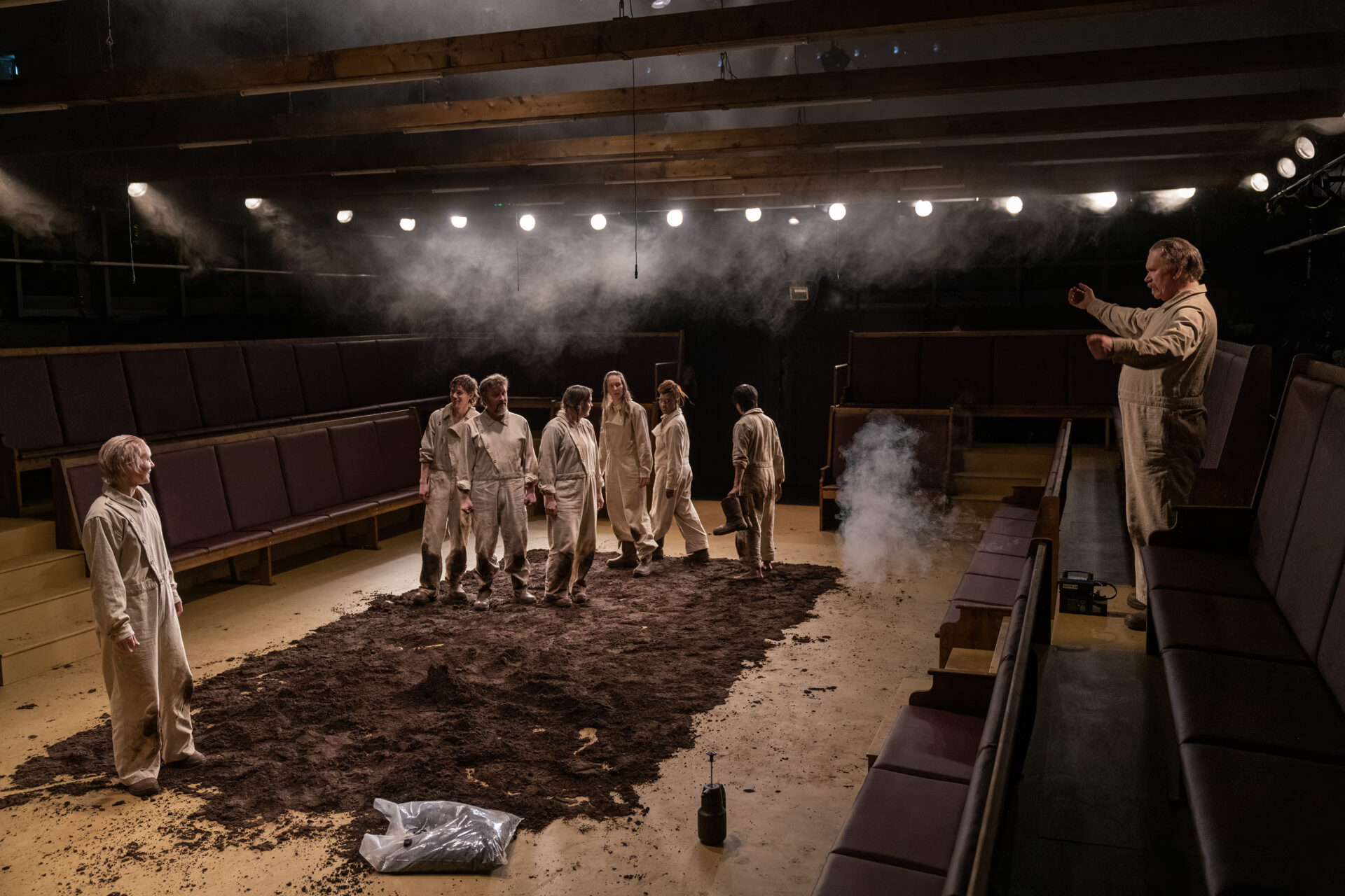 En mann som taler til en forsamling