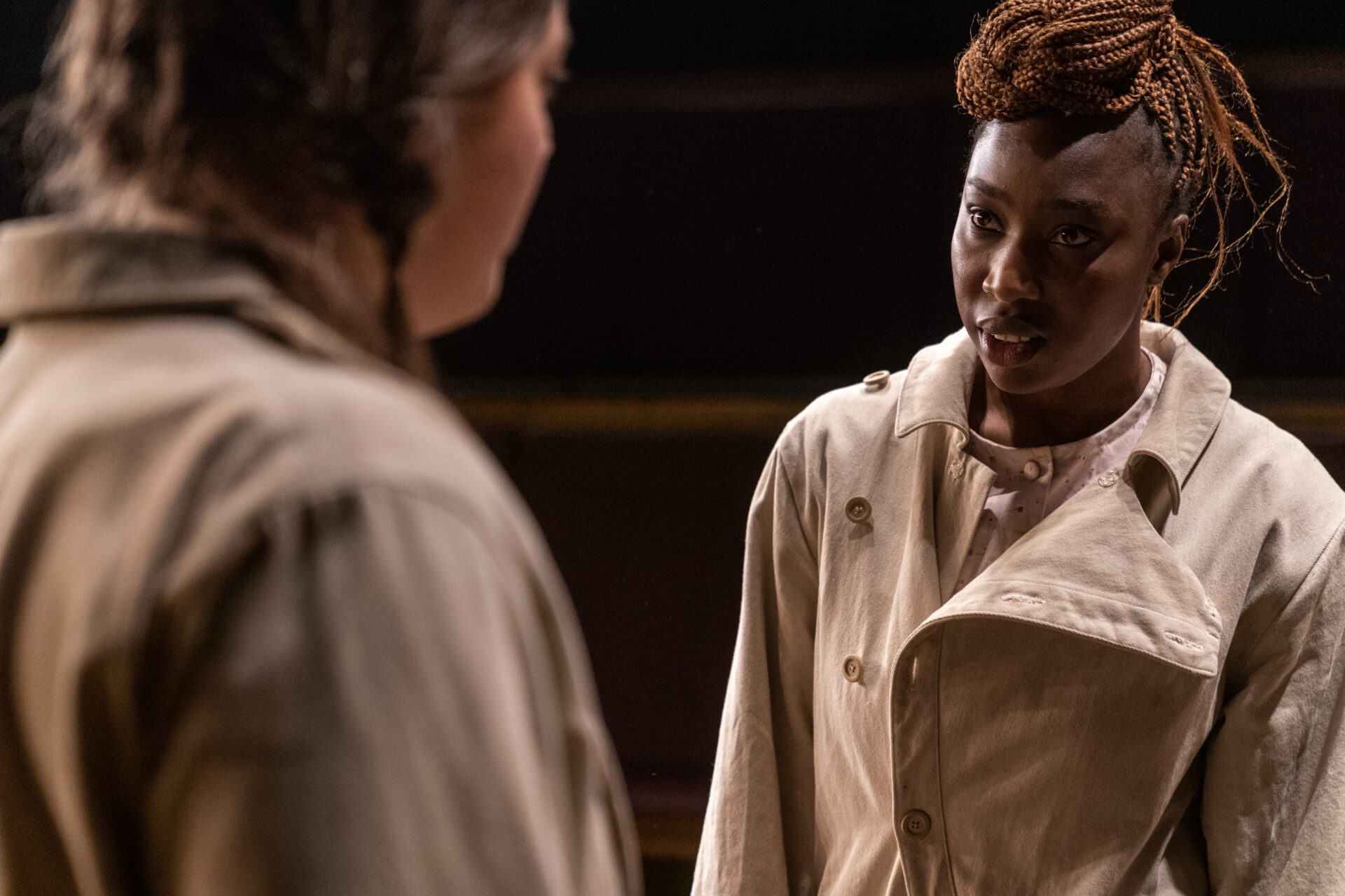 To kvinne snakker sammen