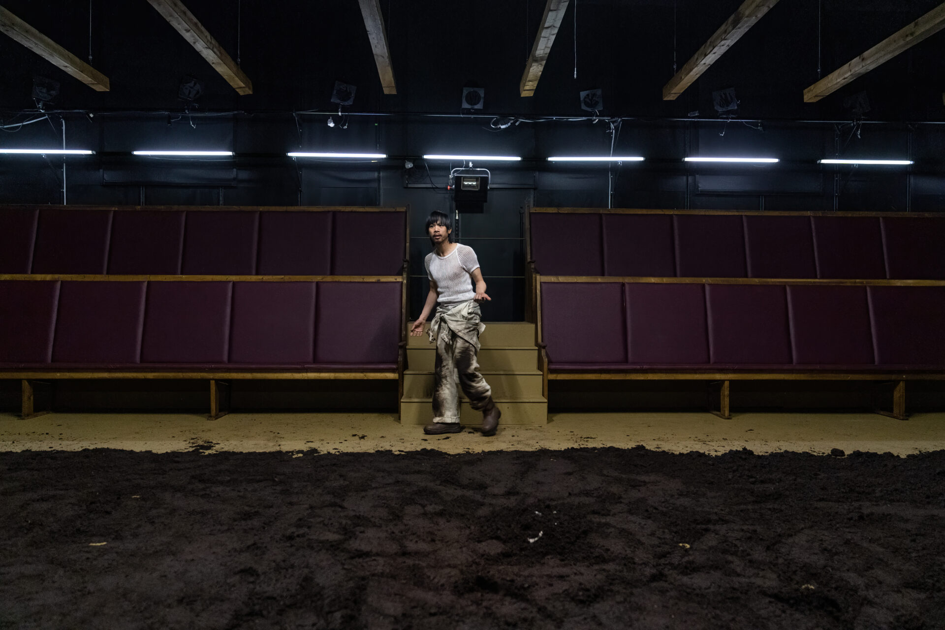 En mann står ved en trappeavsats