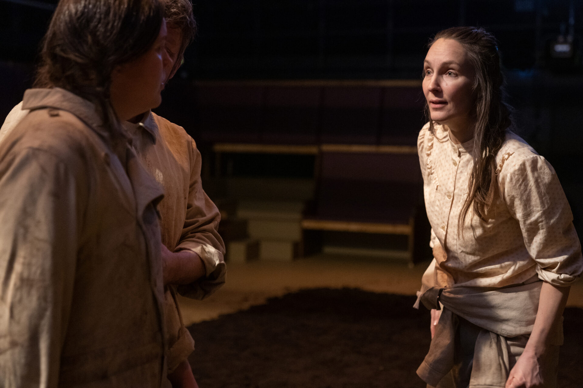 En kvinner ser på en annen kvinne