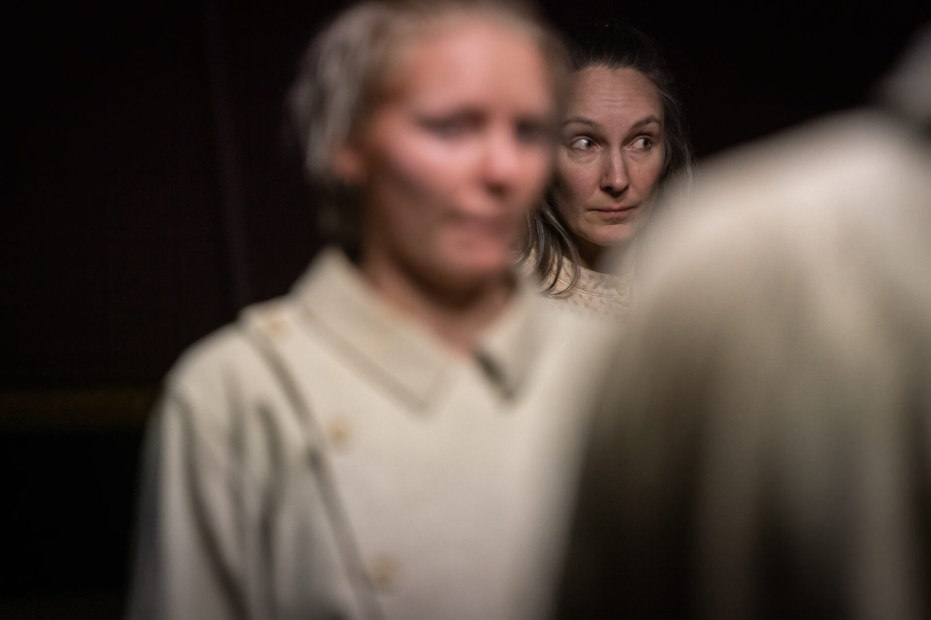 En kvinne som er til side