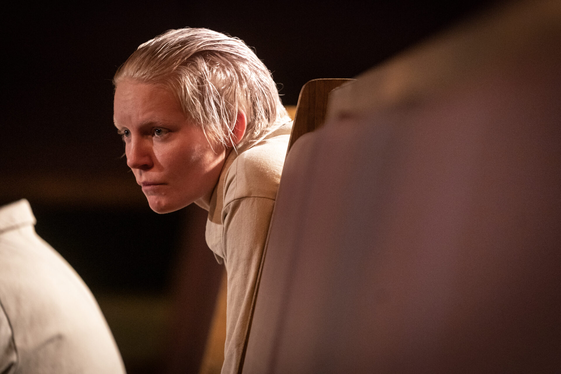 En kvinne som stirrer ut i luften