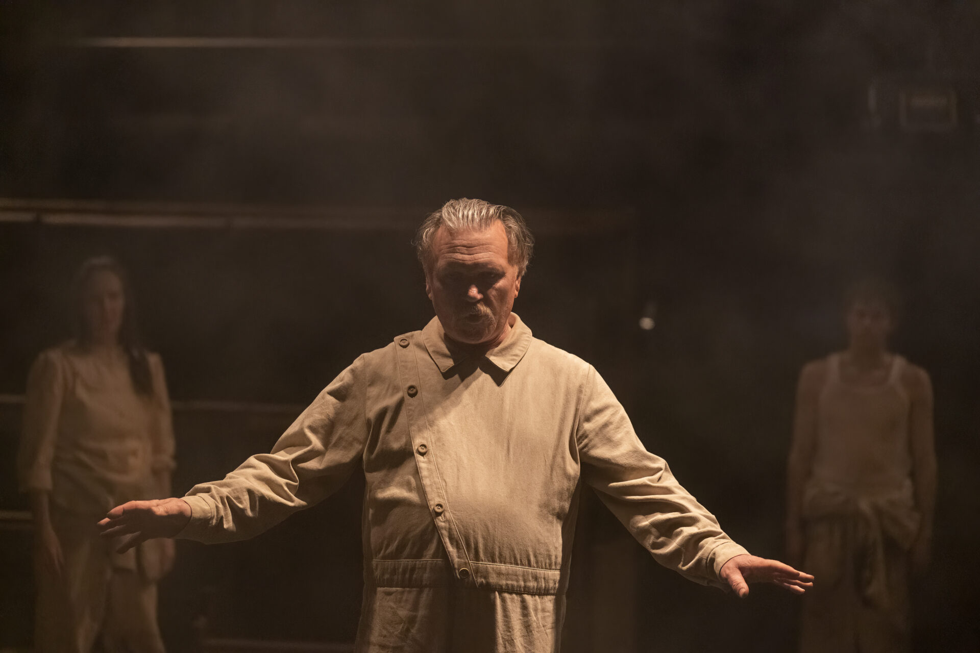 En mann som ser mot kamera