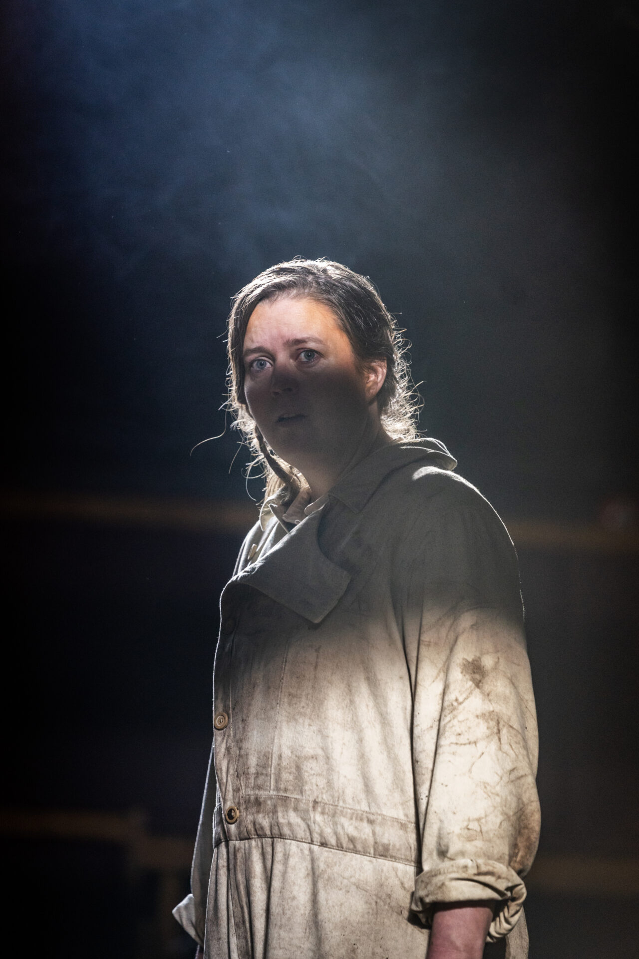 En kvinne står i skygge