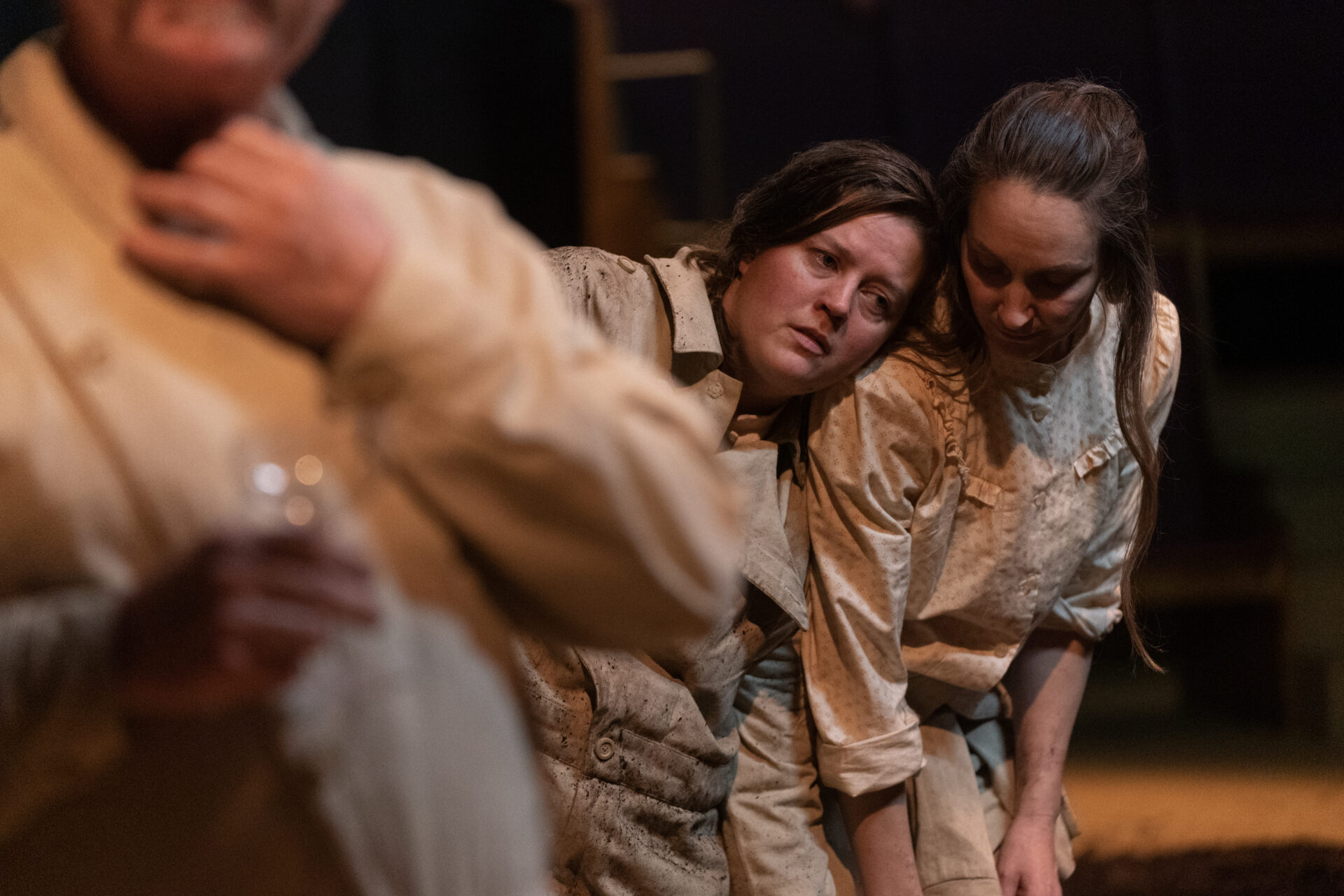 En kvinne støtter seg til en annen kvinne