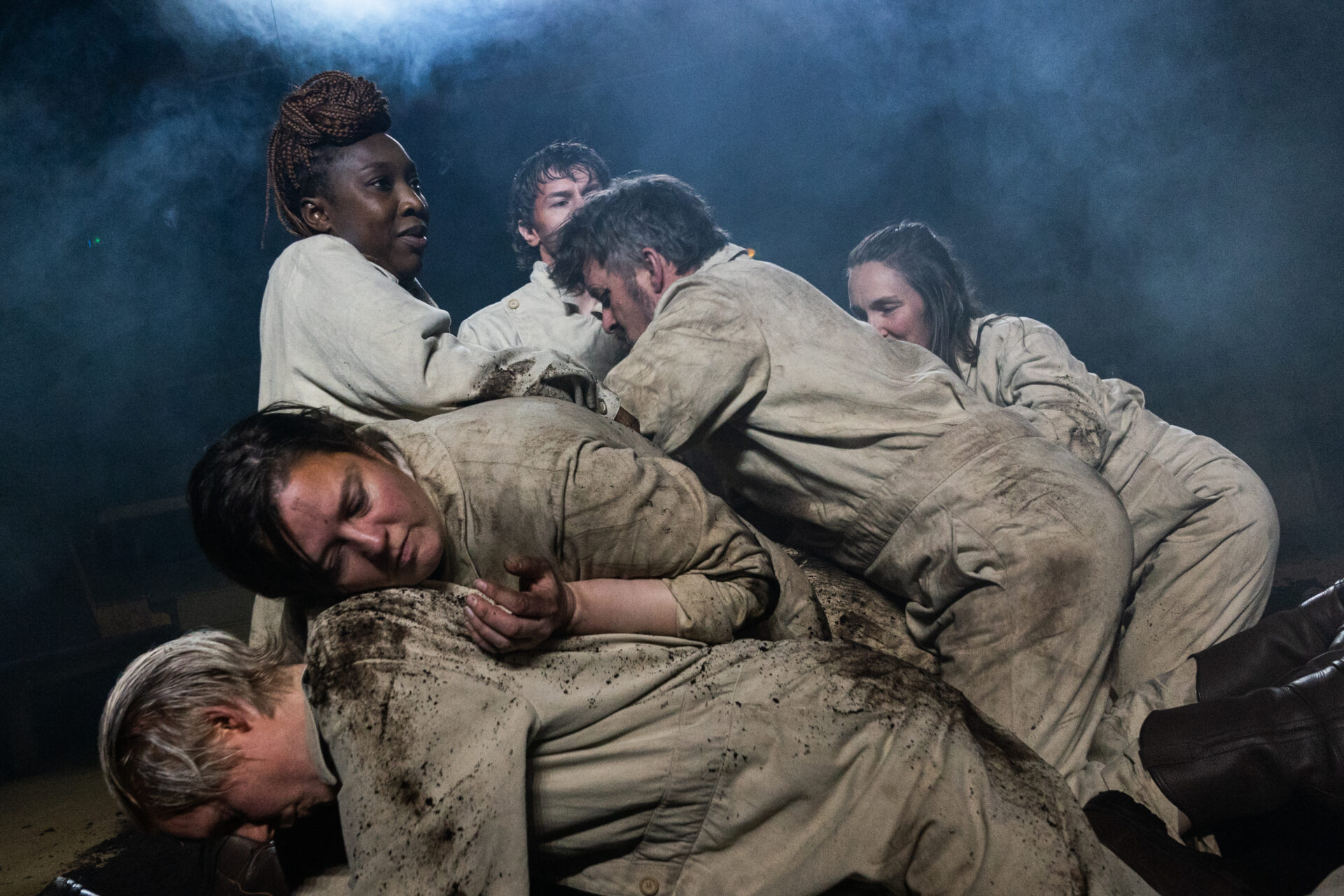 En haug med mennesker som ligger over hverandre