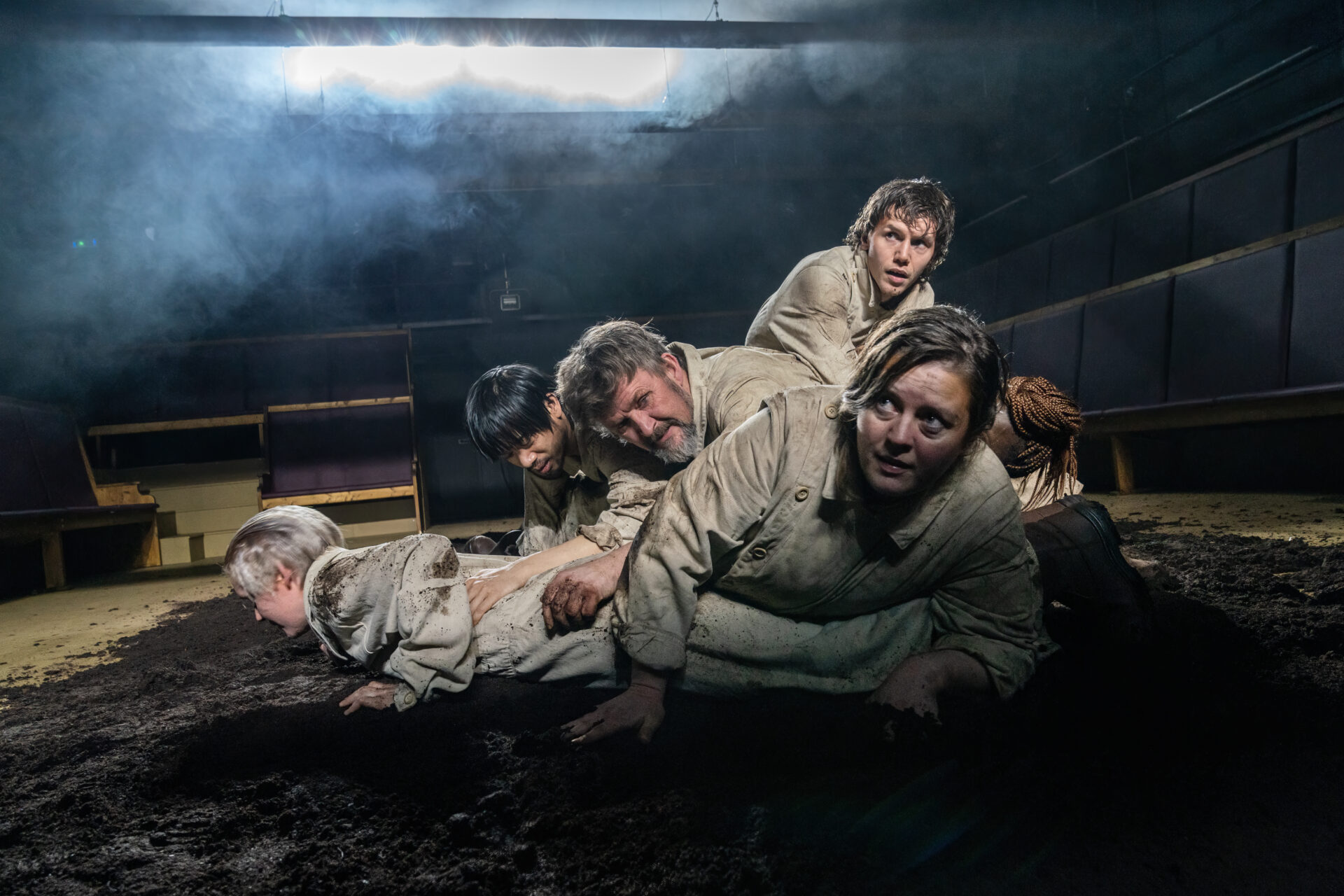 En haug med mennesker som ligger over hverandre