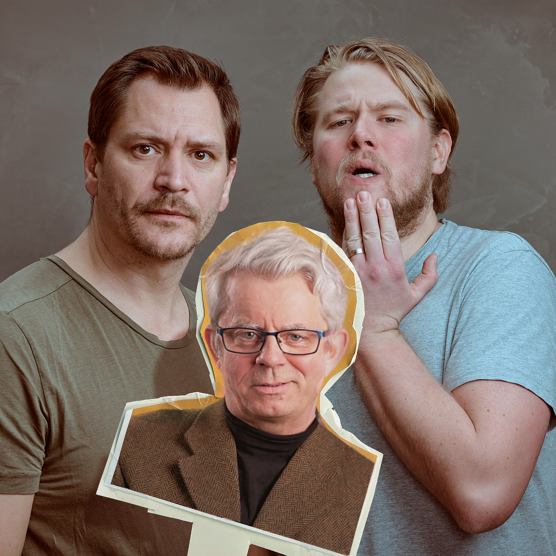 To menn som titter mot kamera, og et utklippet bilde av Knut Nærum