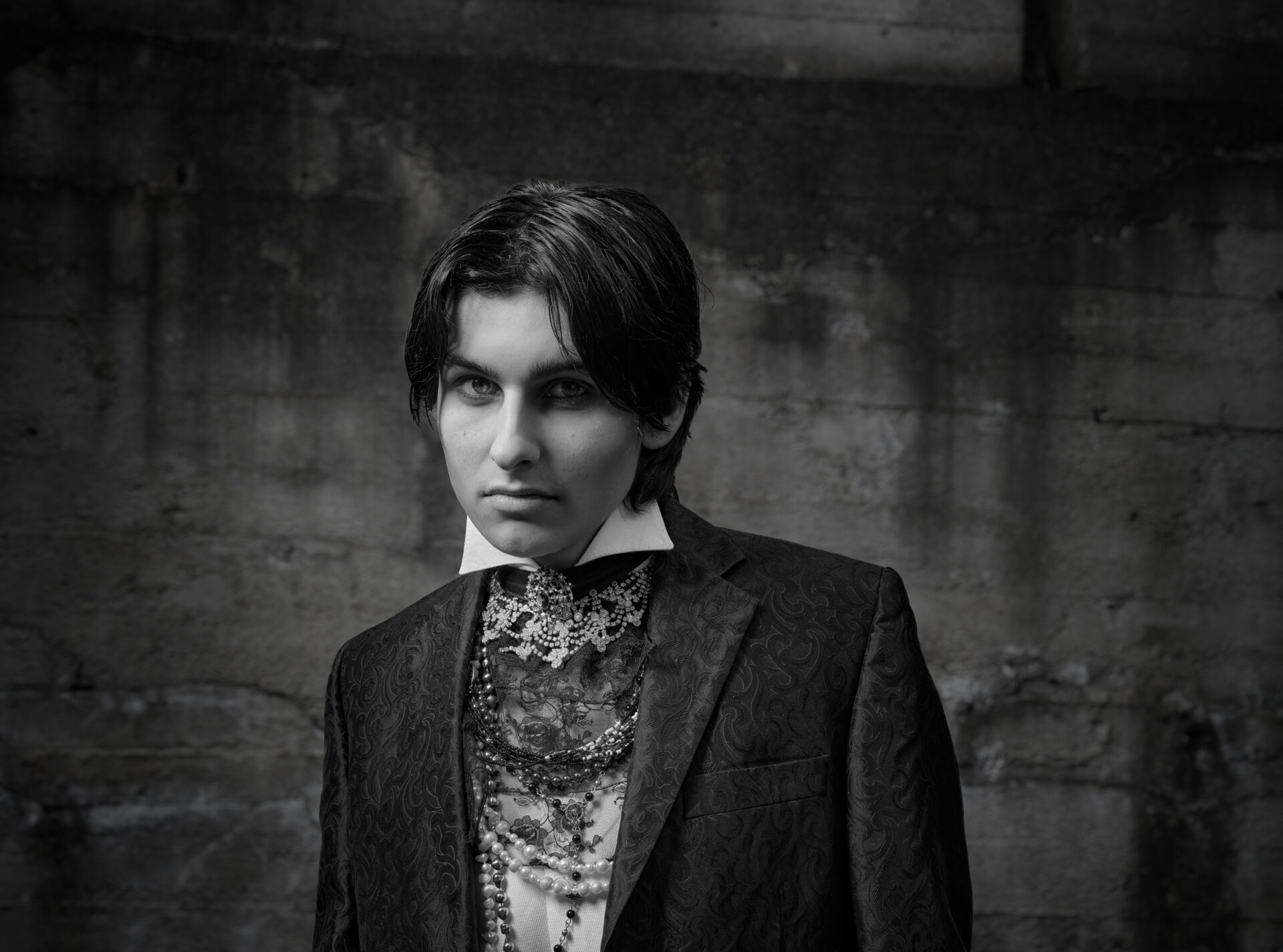 Bilde av en ung mann som stirrer rett på beskueren,