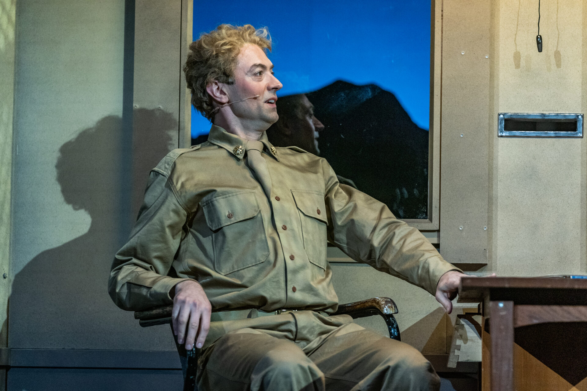 Soldat som sitter i en stol