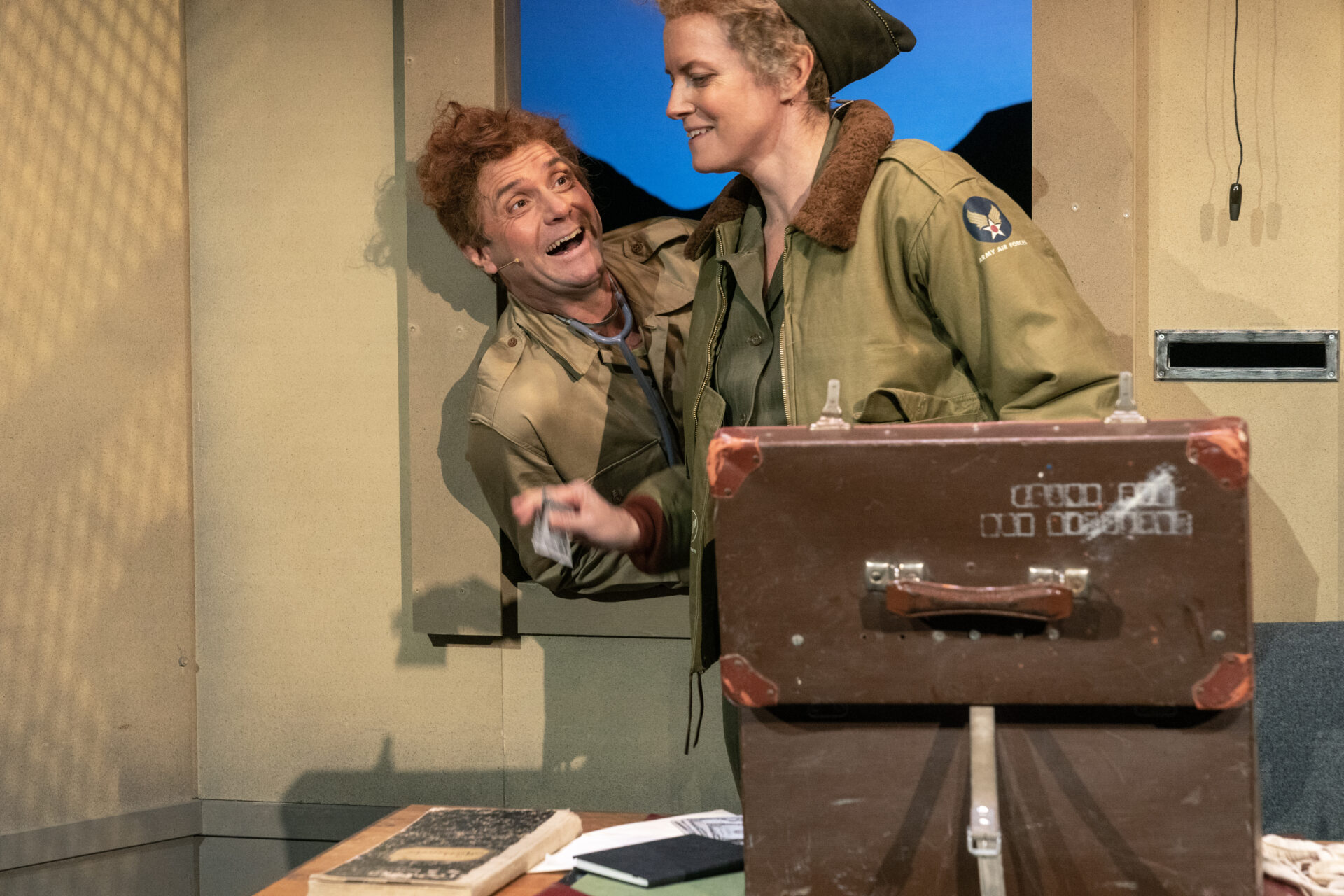 En turnuslege i godt selskap med en soldat