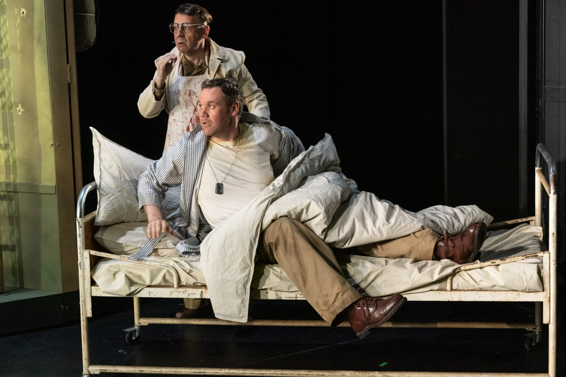 En lege og en pasient som er i ferd med å hoppe ut av sengen