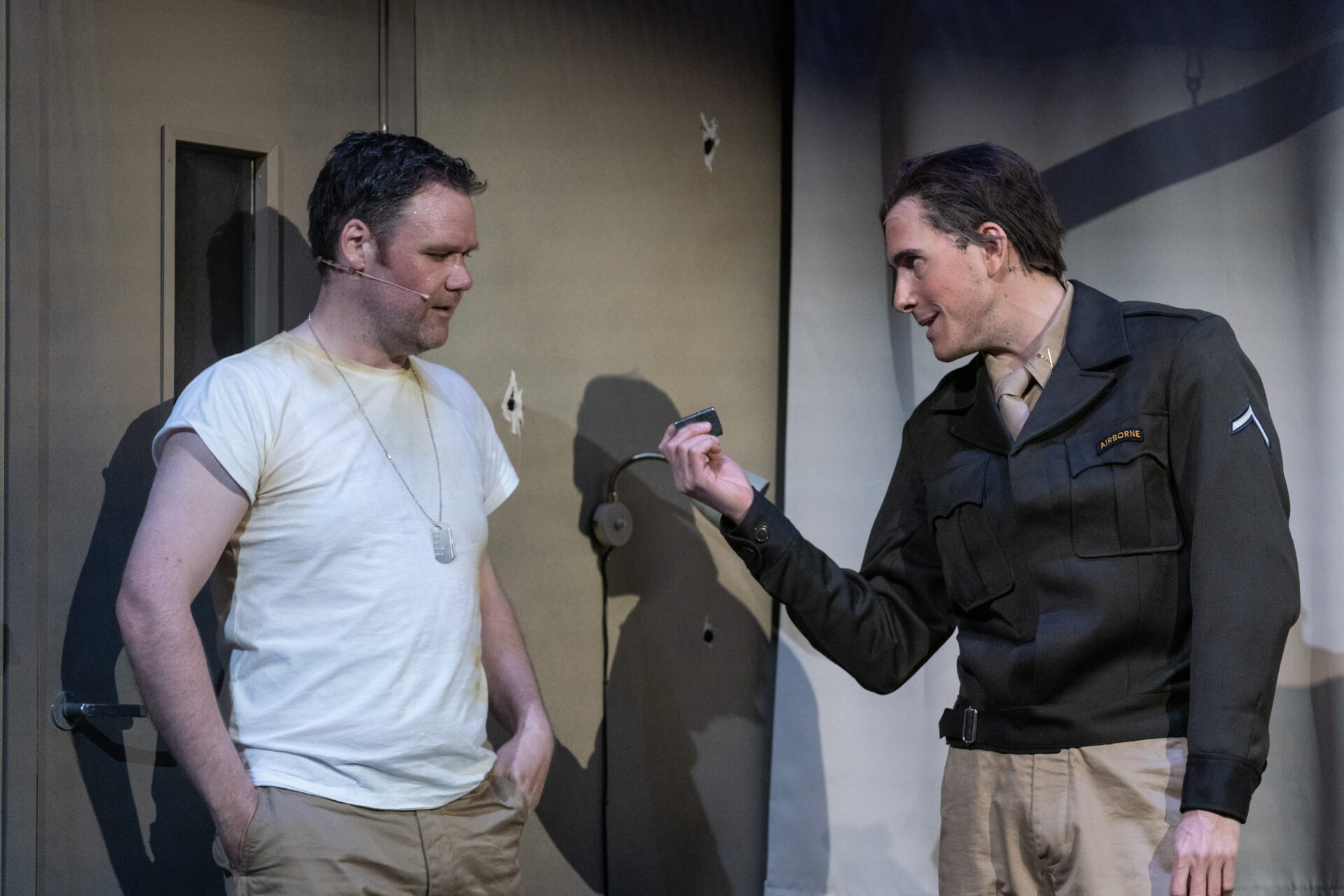 En soldat låner zip lighteren til en annen